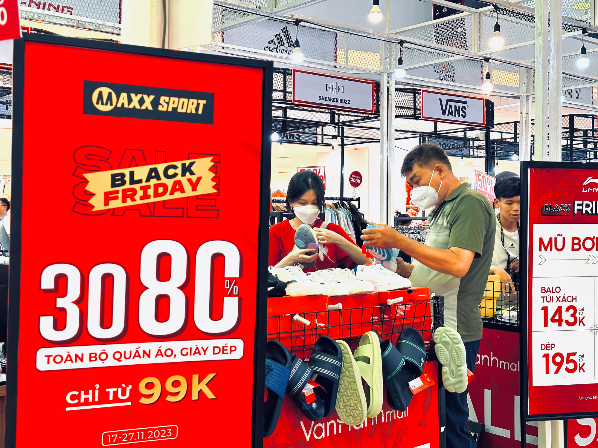 Dù thắt lưng buộc bụng vẫn 'sôi sục' với không khí giảm giá Black Friday- Ảnh 9.