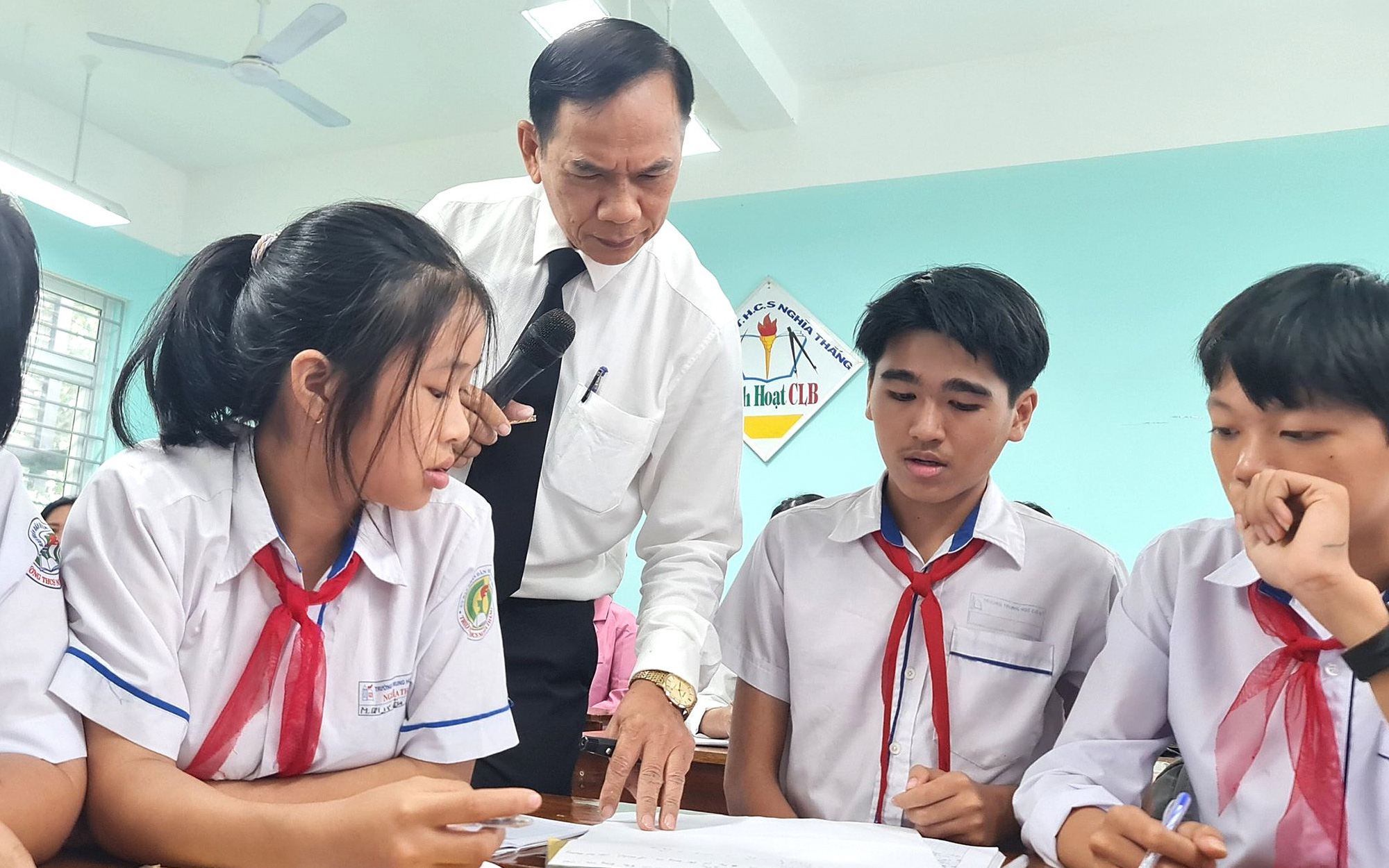 Học trò tiến bộ, cô giáo hạnh phúc- Ảnh 2. Người thầy hạnh phúc và tiết dạy cuối cùng