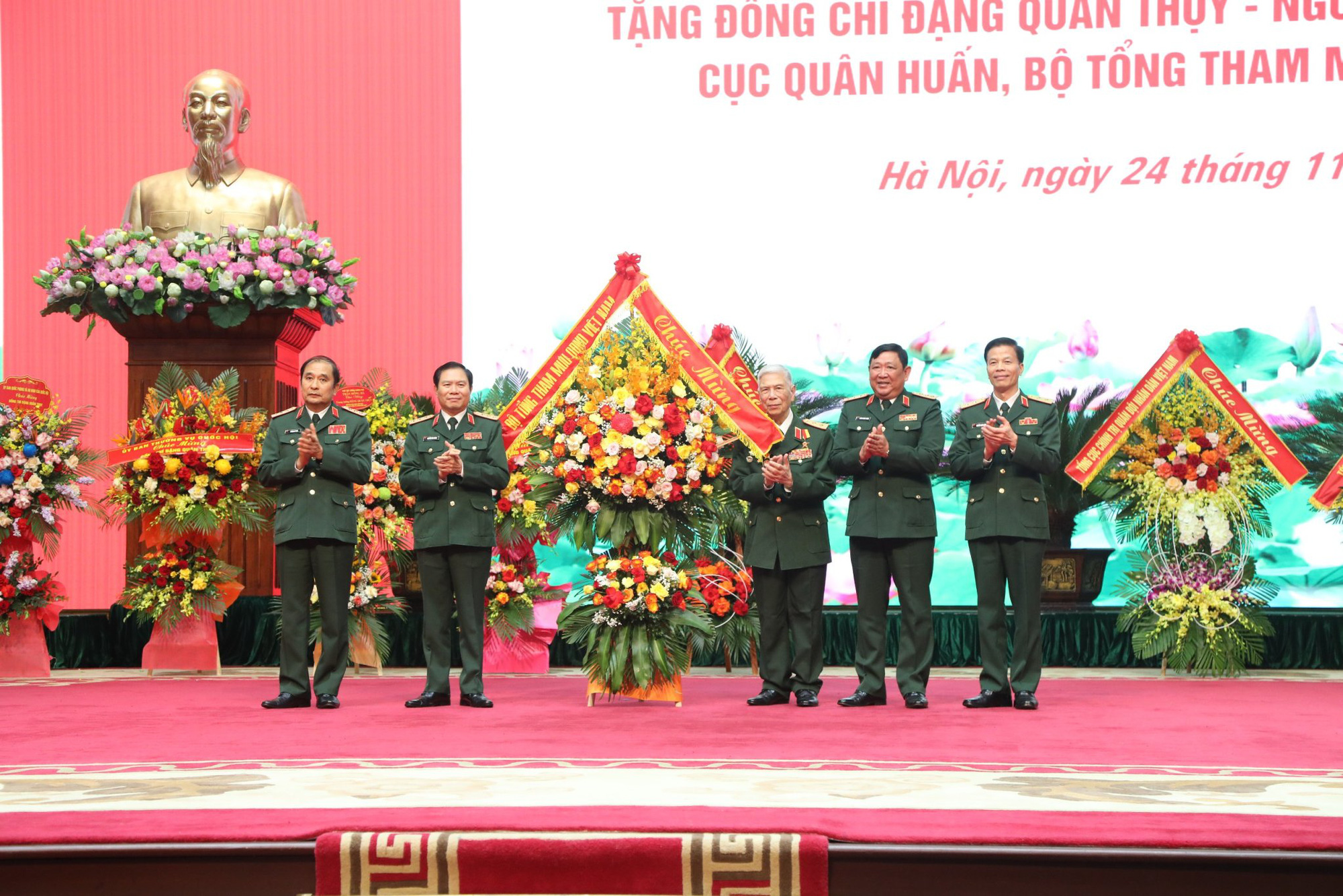 Trao danh hiệu Anh hùng Lực lượng vũ trang nhân dân cho Trung tướng ...
