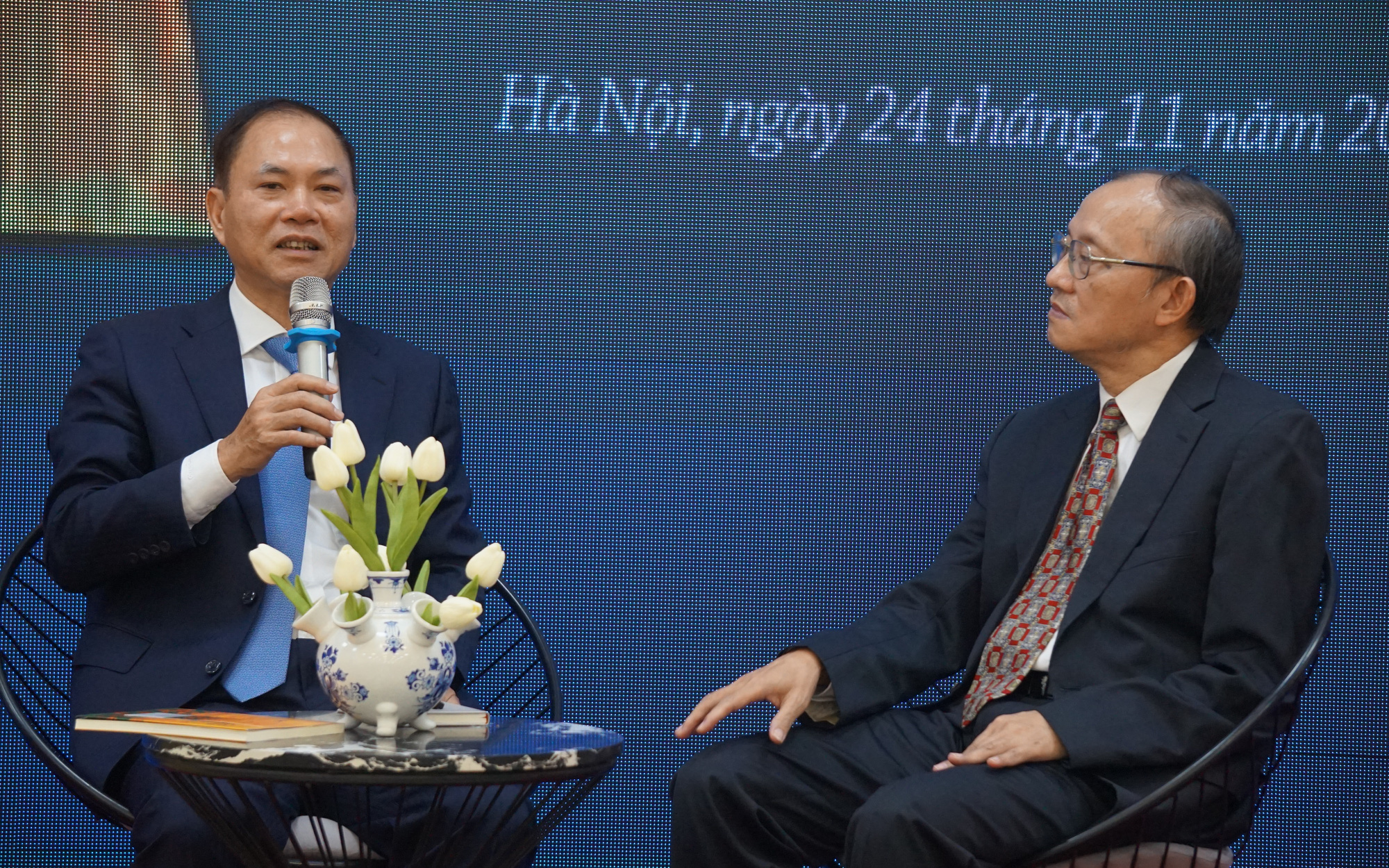 Diễn đàn doanh nghiệp Việt Nam - Hà Lan: Tìm giải pháp cho nông nghiệp xanh, quản lý nguồn nước- Ảnh 3. Câu hỏi của người Hà Lan: Người Việt sao không "dzô dzô" sữa mà "dzô dzô" bia?