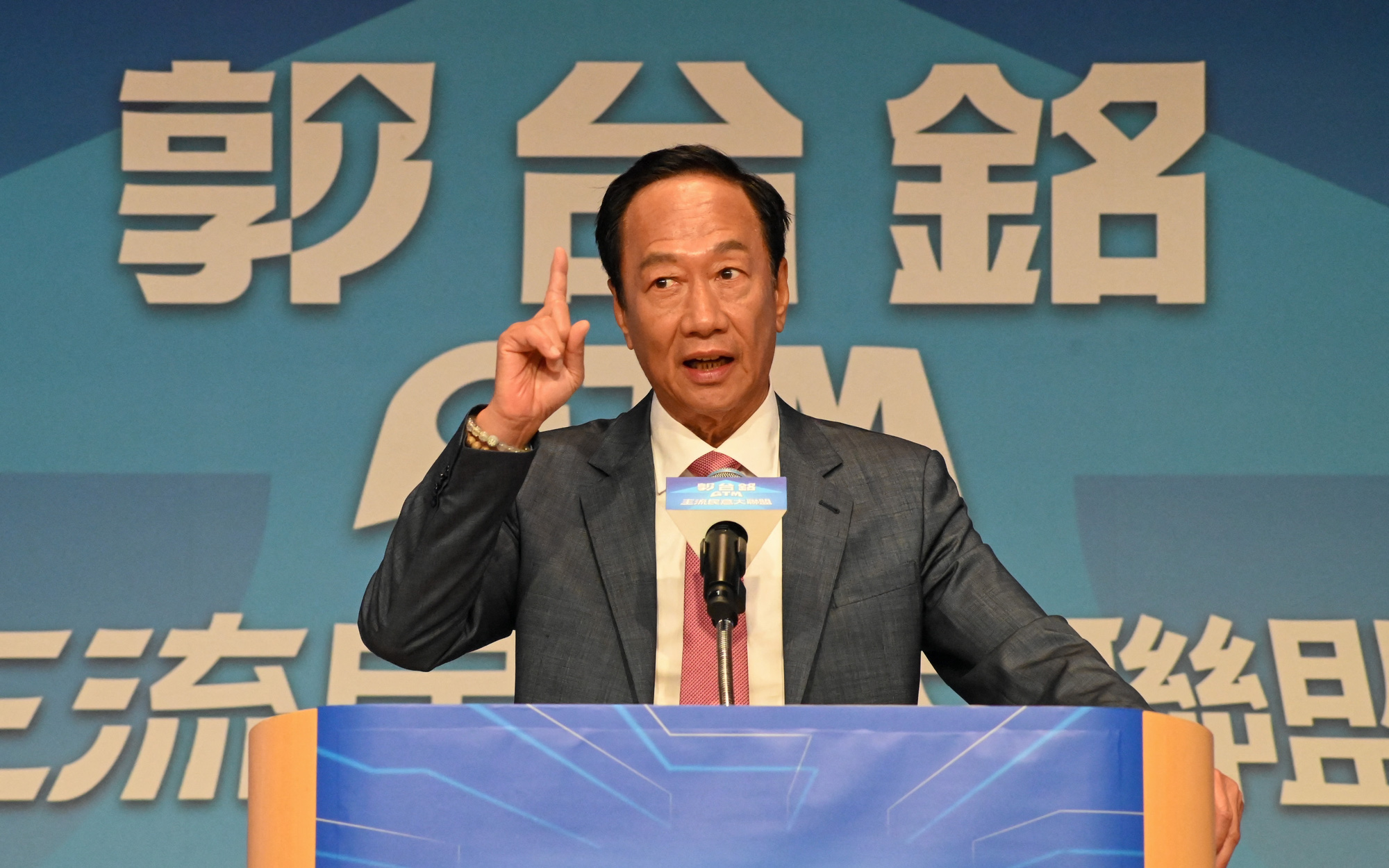 Trung Quốc, Đài Loan căng thẳng kinh tế- Ảnh 2. Tỉ phú sáng lập Foxconn rút khỏi cuộc đua lãnh đạo Đài Loan