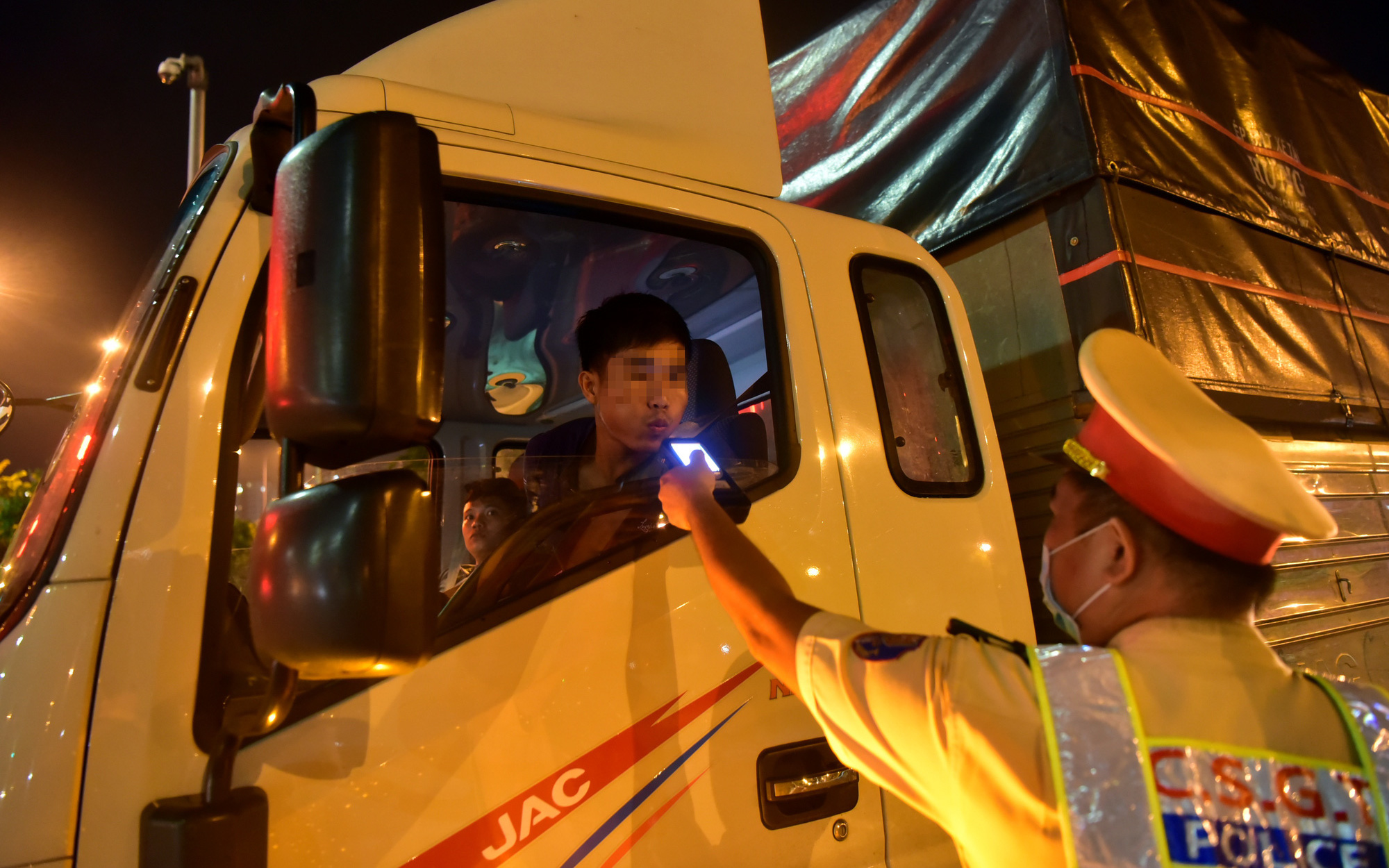 Tài xế xe buýt bị cấm lái vì nồng độ cồn vượt mức, do… ăn bánh- Ảnh 3. Cấm tuyệt đối nồng độ cồn với tài xế: Đừng để xảy ra bất cập!