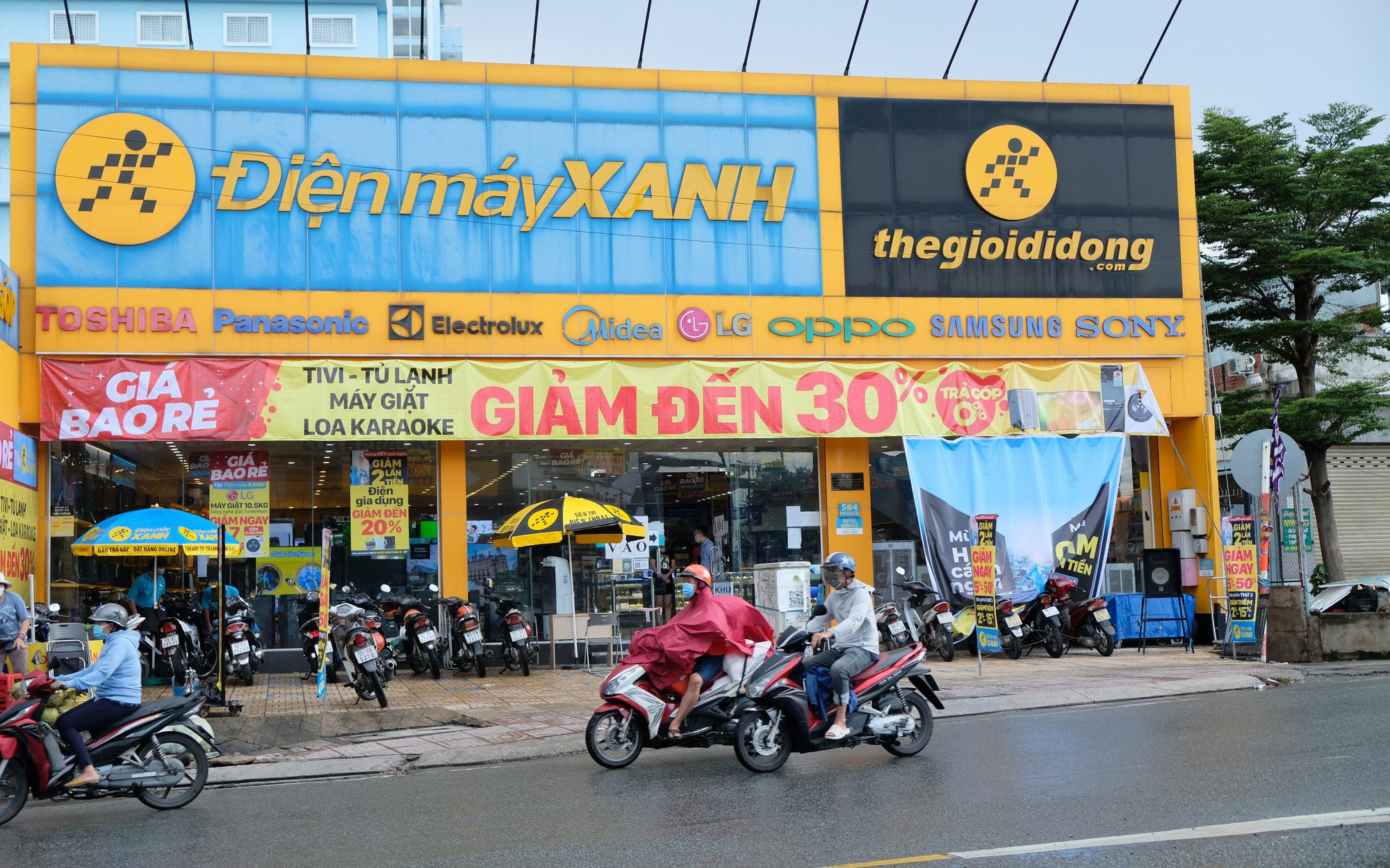 Bầu Đức đột ngột hủy danh sách có đại gia góp 1.300 tỉ đồng mua cổ phiếu Hoàng Anh Gia Lai- Ảnh 2. Thế Giới Di Động giảm nhân sự, tính đóng tới 200 cửa hàng ngay quý này