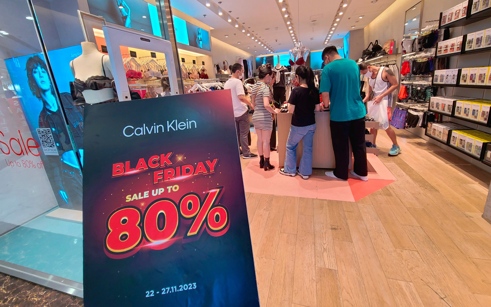 Black Friday: Khó cưỡng vì khuyến mãi mạnh- Ảnh 2. Dịp Black Friday đông đúc nhờ khách đi xem, ăn uống, giải trí