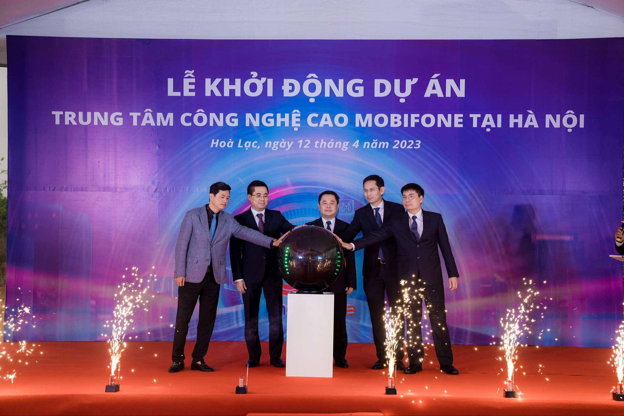 MobiFone đẩy mạnh hợp tác xây dựng trung tâm dữ liệu và điện toán đám mây- Ảnh 2. MobiFone đẩy mạnh hợp tác xây dựng trung tâm dữ liệu và điện toán đám mây- Ảnh 2.