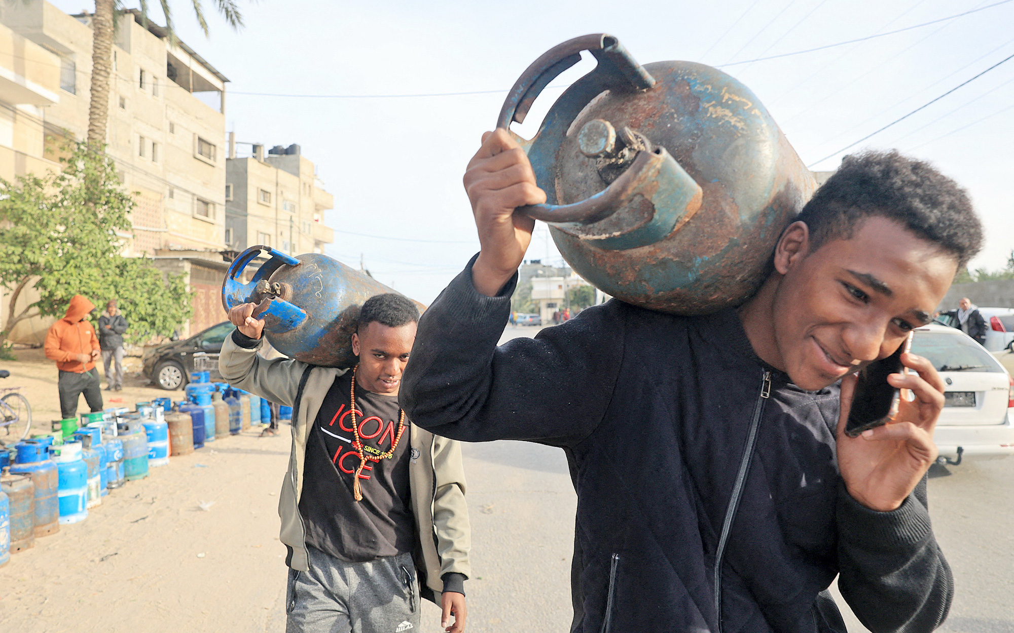 Hé lộ cuộc sống của con tin ở Gaza trong gần 50 ngày bị giam giữ- Ảnh 2. Gaza im tiếng súng và nước mắt đoàn tụ