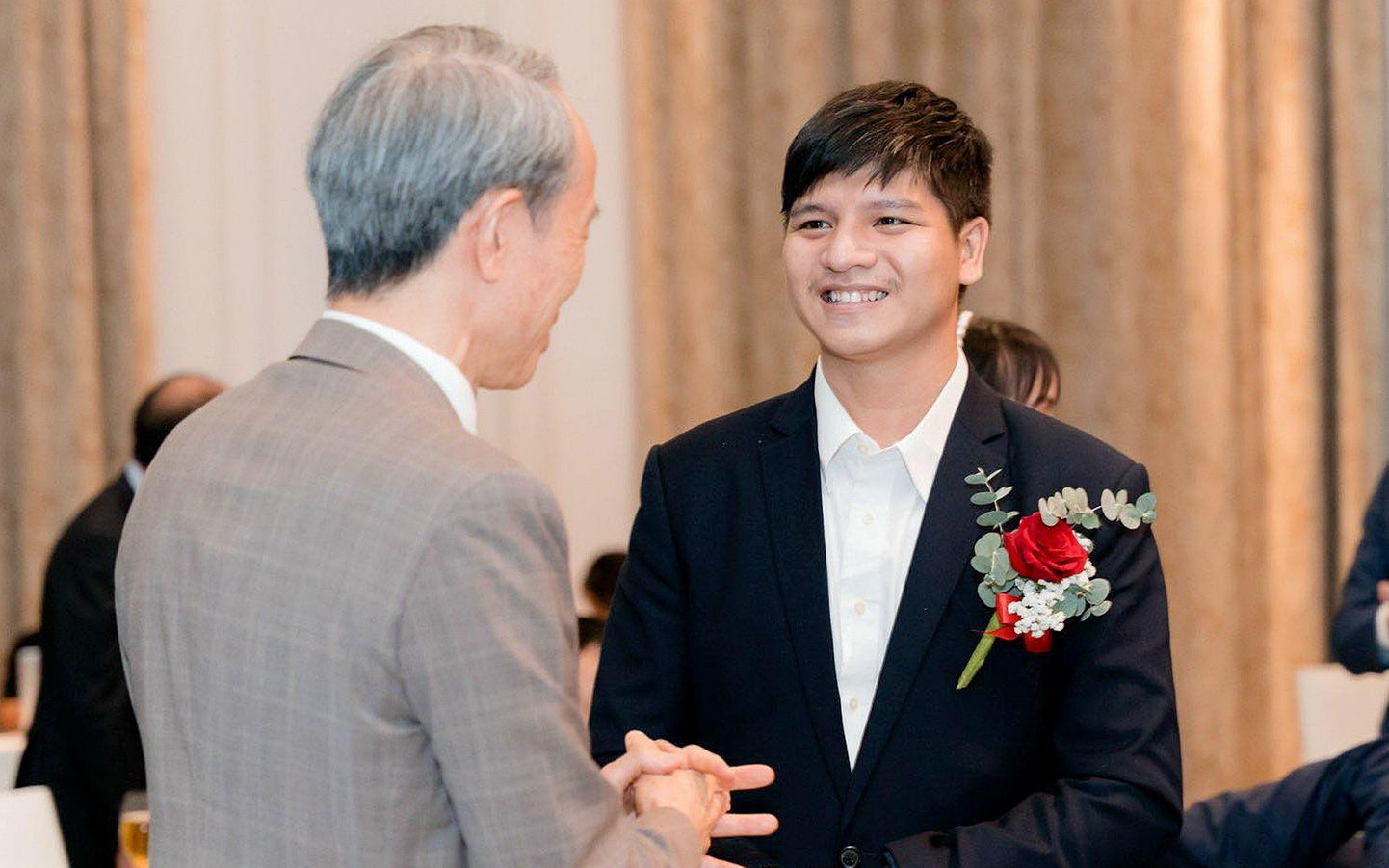 Bé trai mắc bệnh hiếm được tài trợ 1 liều thuốc 50 tỉ đồng- Ảnh 2. Bác sĩ trẻ mắc bệnh hiếm, dành thời gian giúp nhiều trẻ cùng cảnh ngộ