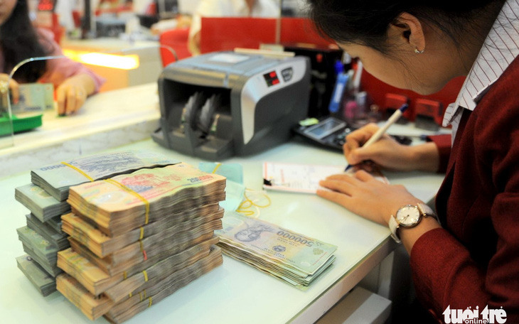 Lãi suất giảm sâu, tiền gửi tiết kiệm vẫn "đổ" vào ngân hàng