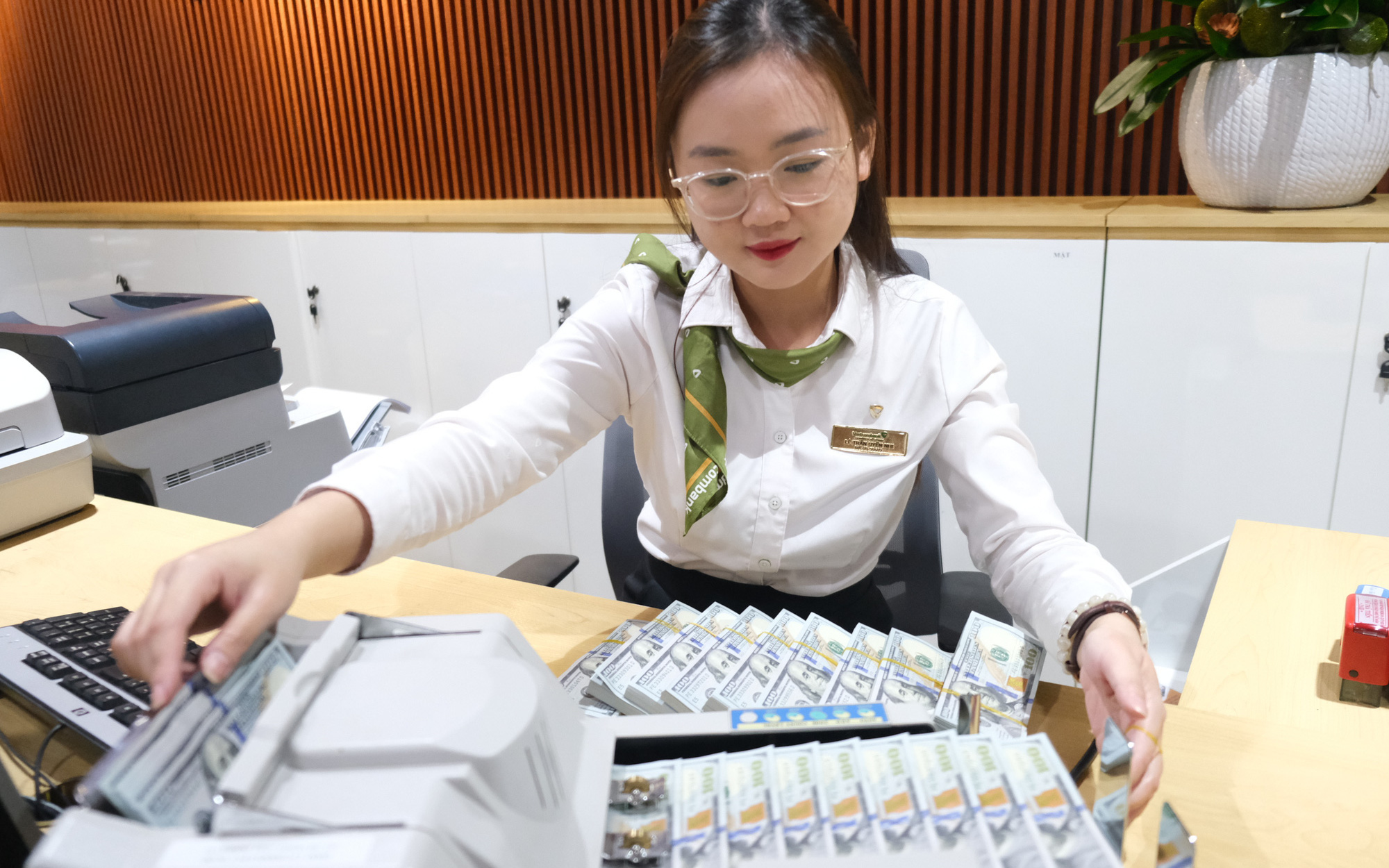 Giá USD đi lên trong ngày đầu tiên giao dịch sau Tết- Ảnh 2. Tỉ giá giảm nhanh, giới đầu cơ USD giảm găm giữ?