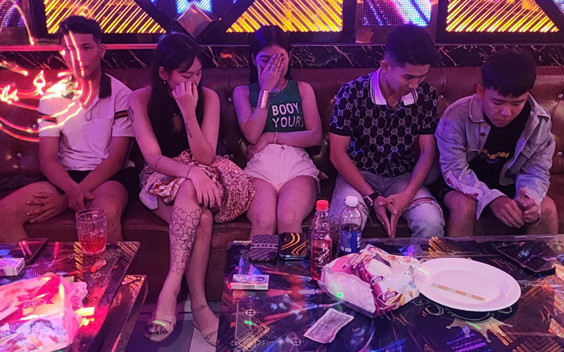 Bị bắt vì nhận vận chuyển 12 bánh heroin, hơn 50.000 viên ma túy- Ảnh 2. Phát hiện 30 người dương tính với chất ma túy trong quán karaoke miền Tây