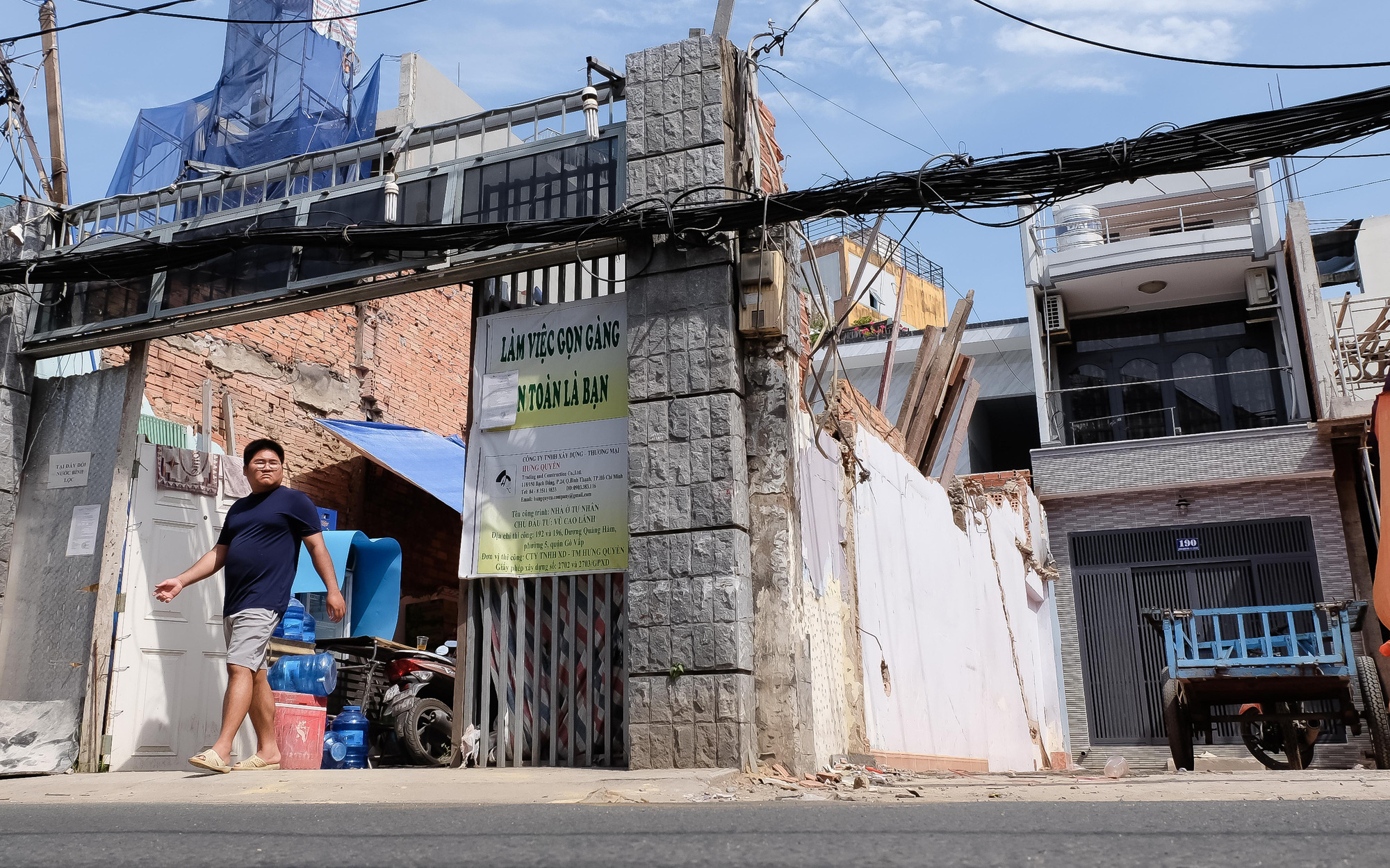 Hiện trạng ngã bảy Điện Biên Phủ, ngã sáu Nguyễn Tri Phương sẽ làm cầu vượt để xóa ùn tắc- Ảnh 2. Dân Gò Vấp dỡ nhà, giao đất mở rộng đường Dương Quảng Hàm để giảm kẹt xe