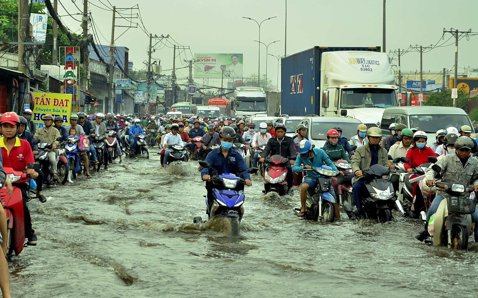Không khí lạnh đang tràn xuống, miền Trung sắp mưa to nhiều ngày- Ảnh 2. Thời tiết hôm nay 28-11: Miền Bắc đến Huế thời tiết lạnh, các vùng còn lại khá oi bức