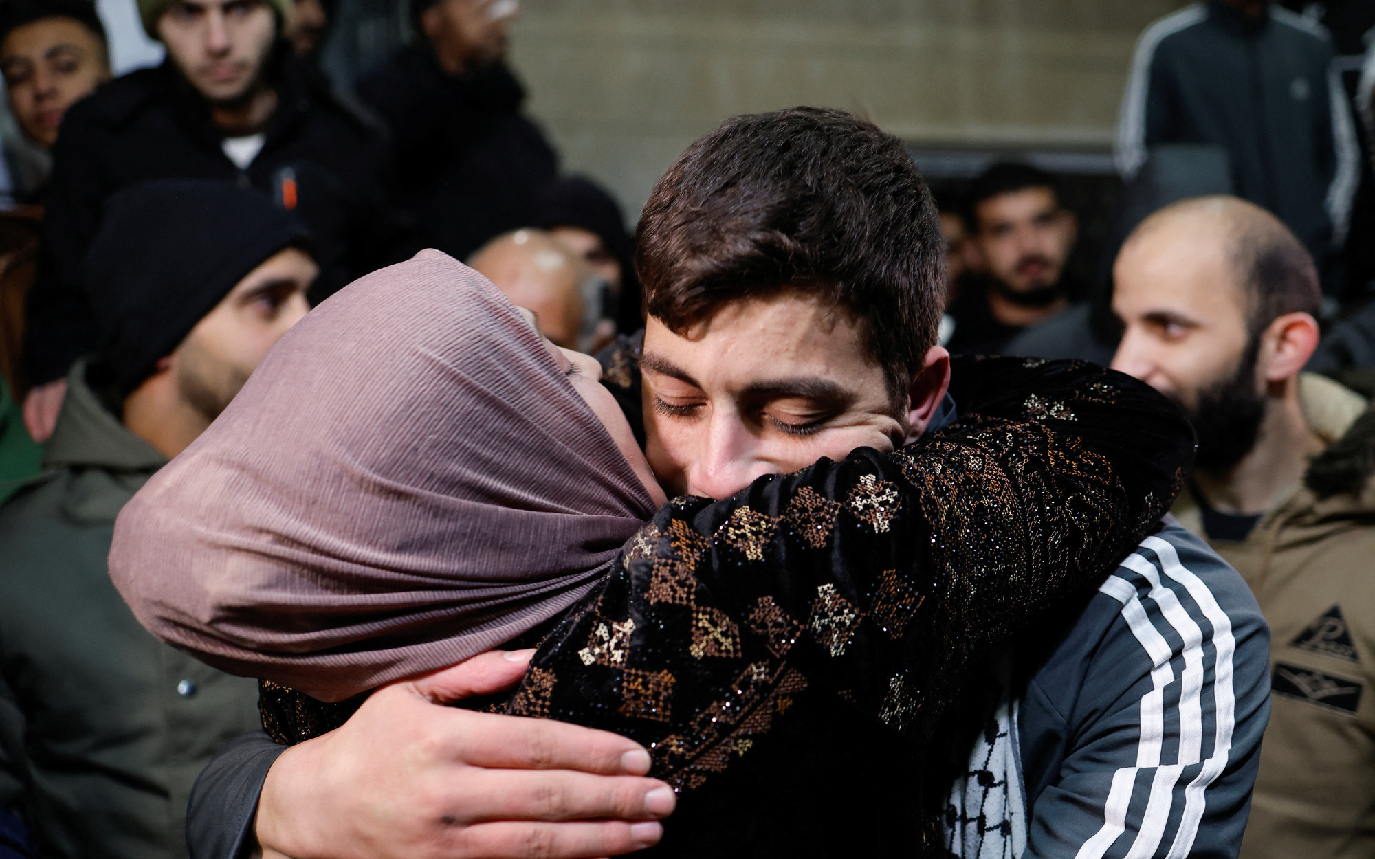 Hé lộ cuộc sống của con tin ở Gaza trong gần 50 ngày bị giam giữ- Ảnh 4. Israel và Hamas trao đổi con tin đợt 3
