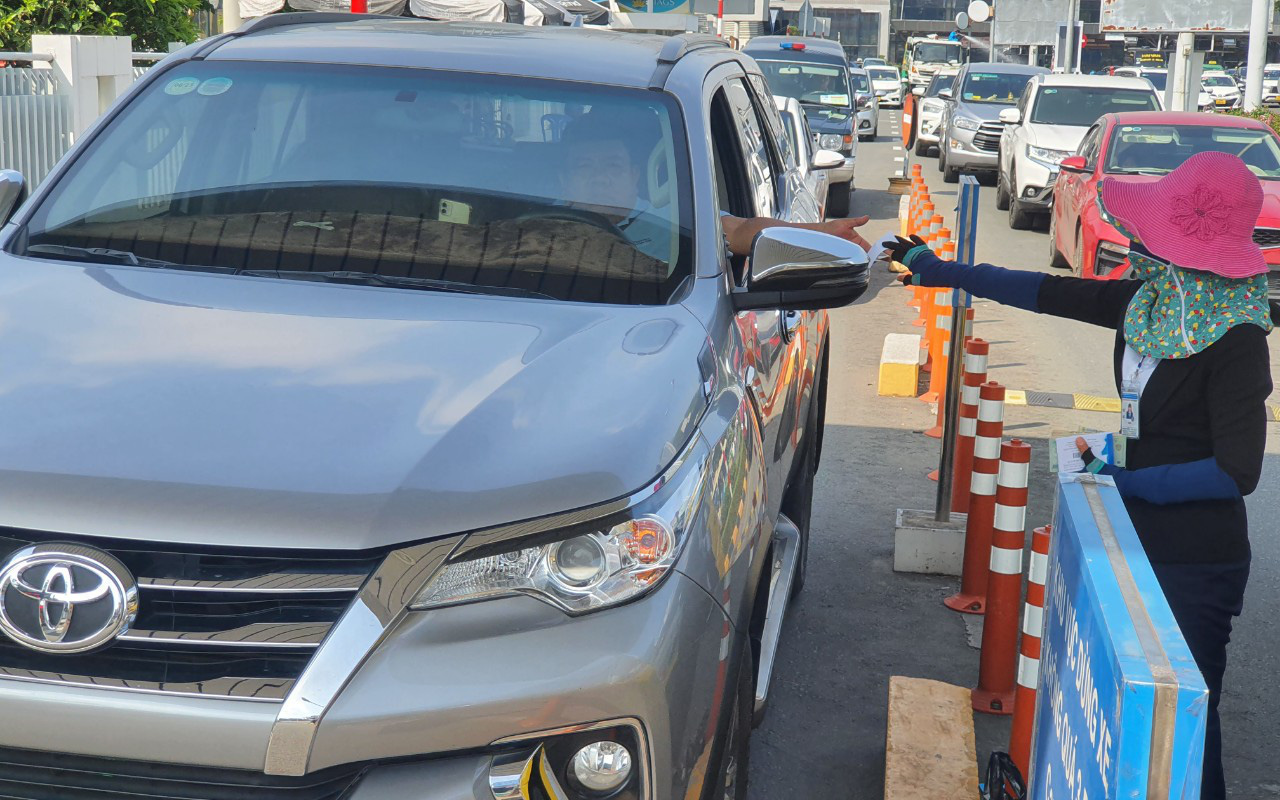 Bắt đầu thử nghiệm thu phí ô tô tự động ở Tân Sơn Nhất- Ảnh 3. Phí ô tô vào sân bay: Bao giờ thu tự động?