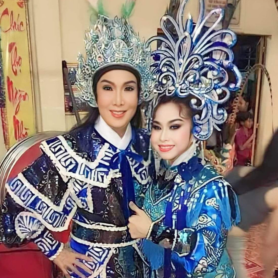 アーティストのビン・ティン(右表紙)は、自分のキャリアについて多くのことを教えてくれた曹泉宝としての養父ブー・リンを思い出す - 写真: NVCC アーティストのビン・ティン(右表紙)は、自分のキャリアについて多くのことを教えてくれた曹泉宝としての養父ブー・リンを思い出す - 写真: NVCC