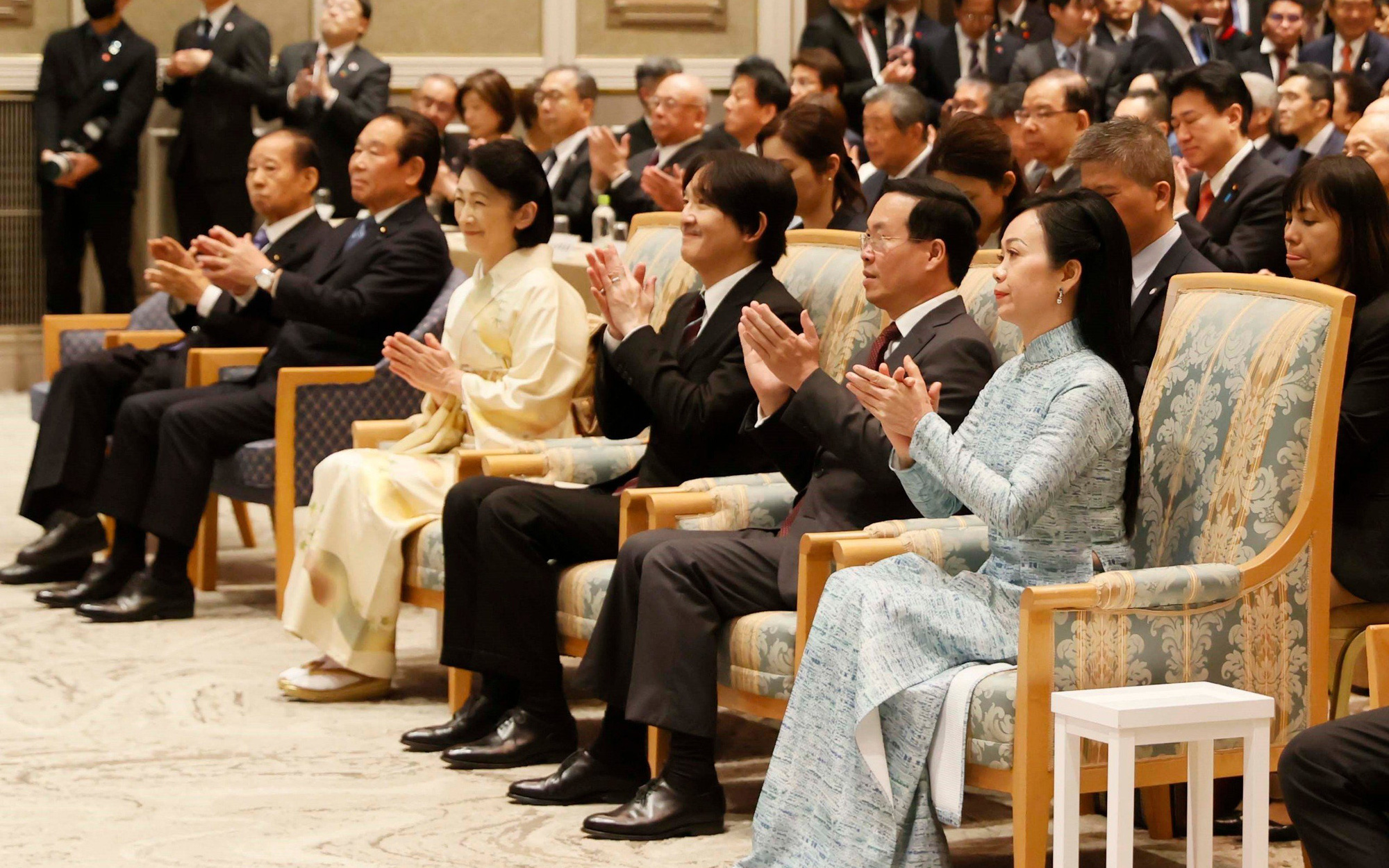 Khán giả vỗ tay không ngớt, thầy trò Đặng Thái Sơn 'đãi' thêm bản piano tám tay- Ảnh 9. Nghệ sĩ Đặng Thái Sơn đệm đàn cho ca sĩ Nhật Bản hát bài của Thái thượng hoàng