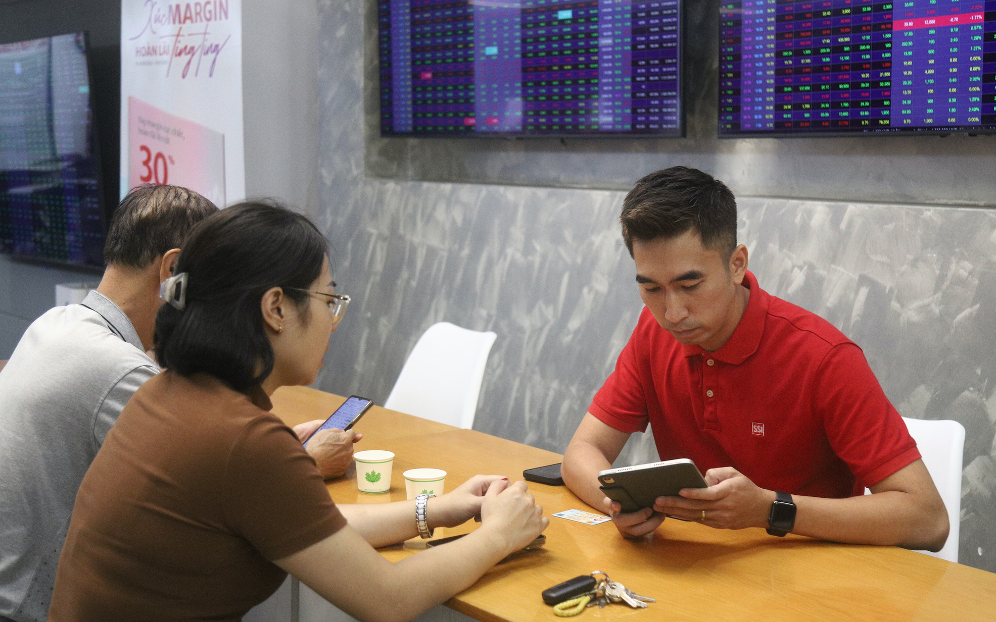 Ôm cổ phiếu thép 'quốc dân', đại gia địa ốc lãi to nhưng lỗ vì cầm STB, MWG- Ảnh 2. Ám ảnh thua lỗ, nhà đầu tư gửi ngân hàng dù lãi suất thấp, ‘không chịu’ vào chứng khoán
