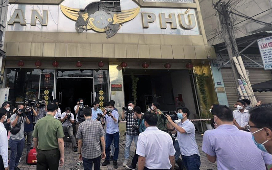 Quán karaoke tại Bình Dương phát cháy, dù bị đình chỉ vẫn lén lút hoạt động- Ảnh 3. Vụ cháy quán karaoke An Phú làm 32 người chết: Khởi tố thêm hai công an