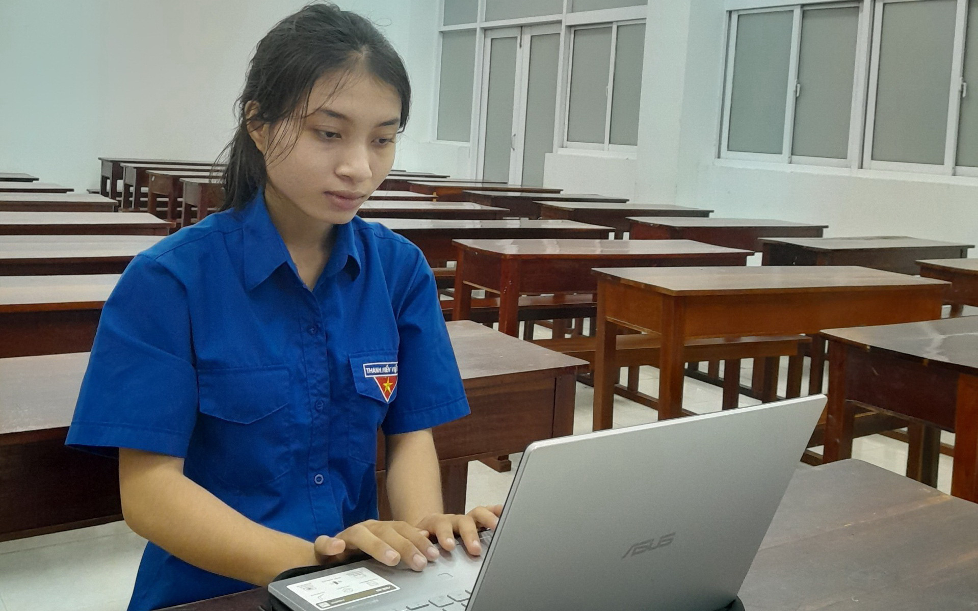 Những bàn tay ấm từ Tuổi Trẻ- Ảnh 3. Bạn đọc báo Tuổi Trẻ tặng máy tính cho sinh viên mồ côi ước mơ làm cô giáo