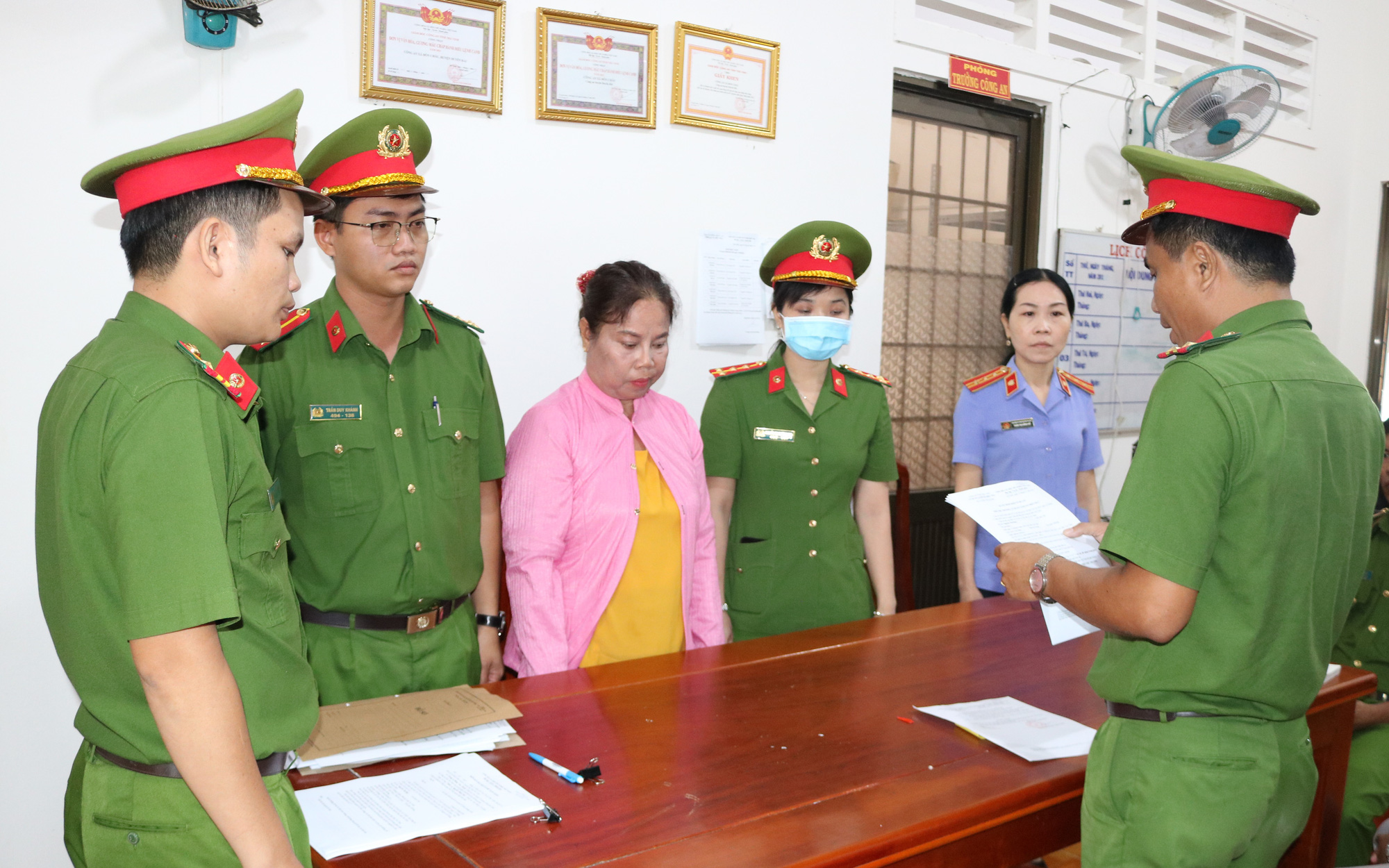 Phá đường dây cho vay lãi nặng trên 80 tỉ đồng- Ảnh 2. Bắt người phụ nữ cho vay lãi nặng thu lợi bất chính hơn 4 tỉ đồng