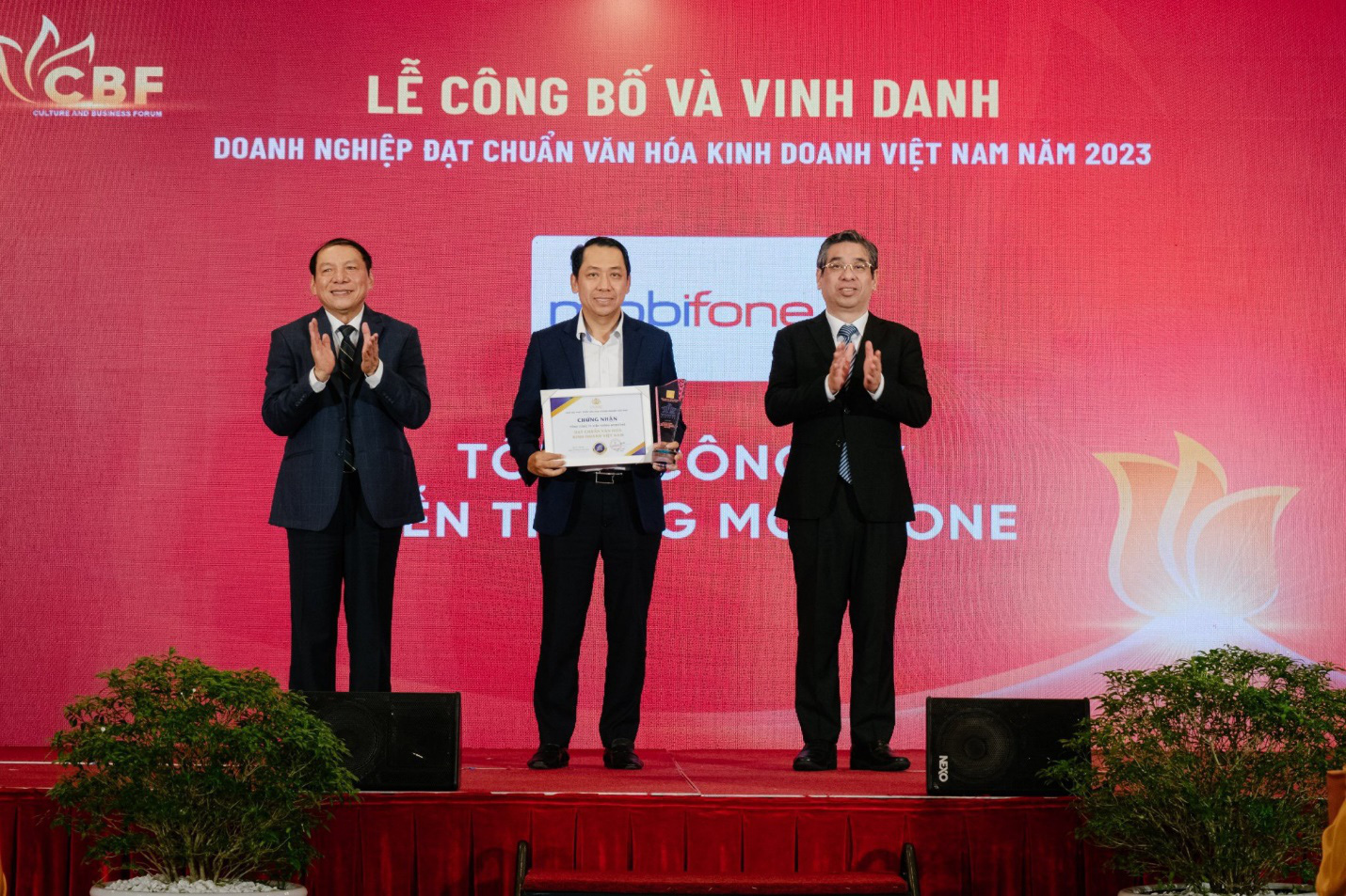 MobiFone được công nhận là ‘Doanh nghiệp đạt chuẩn văn hóa kinh doanh Việt Nam’ 2023- Ảnh 1. MobiFone là doanh nghiệp đạt chuẩn văn hóa kinh doanh Việt Nam