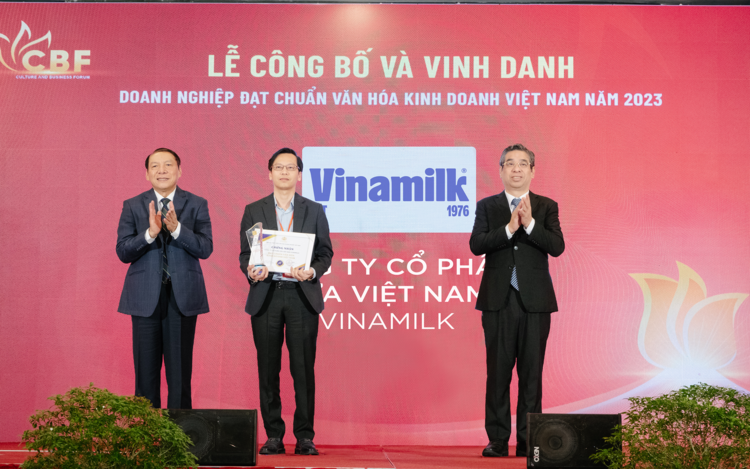 Vinamilk thắng hai giải thưởng lớn tại Human Act Prize 2023- Ảnh 6. Vinamilk được vinh danh Doanh nghiệp đạt chuẩn văn hóa kinh doanh Việt Nam