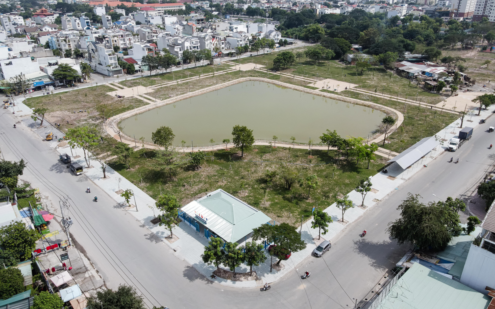 Bình Tân khánh thành công viên trung tâm lớn nhất quận- Ảnh 7. Sau hơn 20 năm, công viên lớn nhất Bình Tân hình thành từ bãi trung chuyển rác