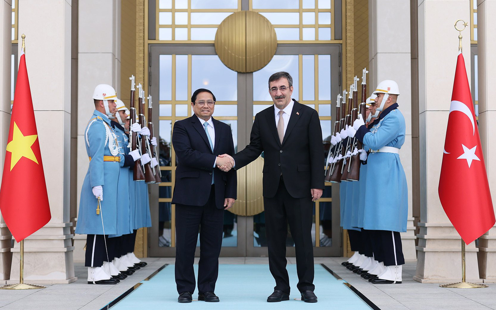 Thăm Tập đoàn Hàng không Vũ trụ Thổ Nhĩ Kỳ, Thủ tướng đề nghị hợp tác công nghiệp quốc phòng- Ảnh 4. Phó tổng thống Thổ Nhĩ Kỳ chủ trì lễ đón chính thức Thủ tướng Phạm Minh Chính