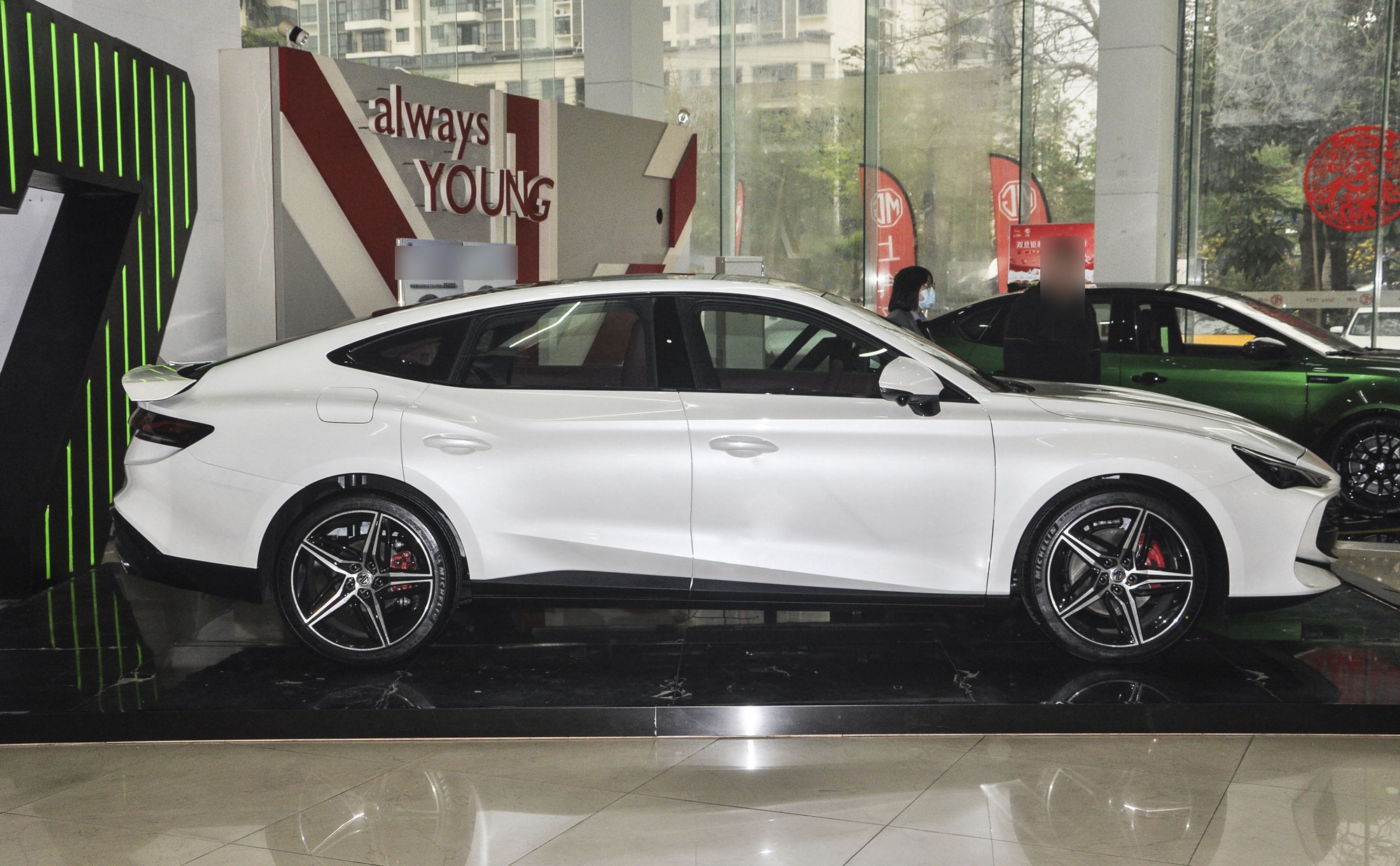 自動車ニュース: 今年最後の月に発売される予定の一連の車、その半分は中国車 - 写真 11。 MG7はトヨタ・カムリ、マツダ6、ホンダ・アコードと同じサイズです。 ただし、予想される価格は日本の競合他社よりもはるかに低いです。 ディーラーが提示する予想開始価格はわずか7億2,900万ベトナムドン - 写真: MG China