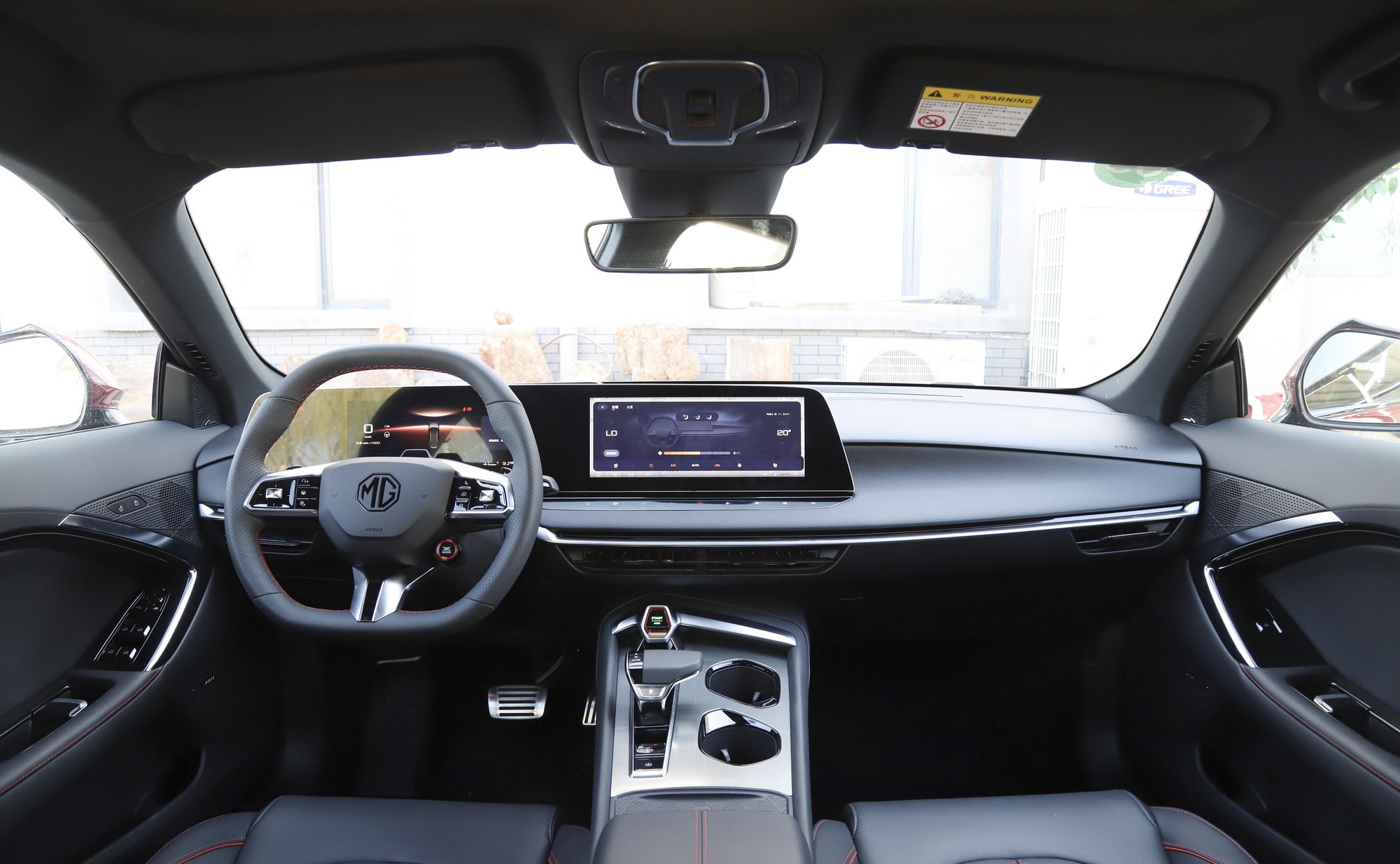 自動車ニュース: 今年最後の月に発売される予定の一連の車、その半分は中国車 - 写真 12。 MG7 のハイライトには、モダンなクーペセダン、スポーティなデザイン、内部に 2 つの大きなスクリーンがあり、多くの機械式ボタンが省略されていることなどが挙げられます。 ディーラーによると、ベトナムに導入されたバージョンには1.5Lと2.0Lの2つのエンジン構成があり、どちらもターボチャージャー技術を使用しているという。 - 写真:MGチャイナ