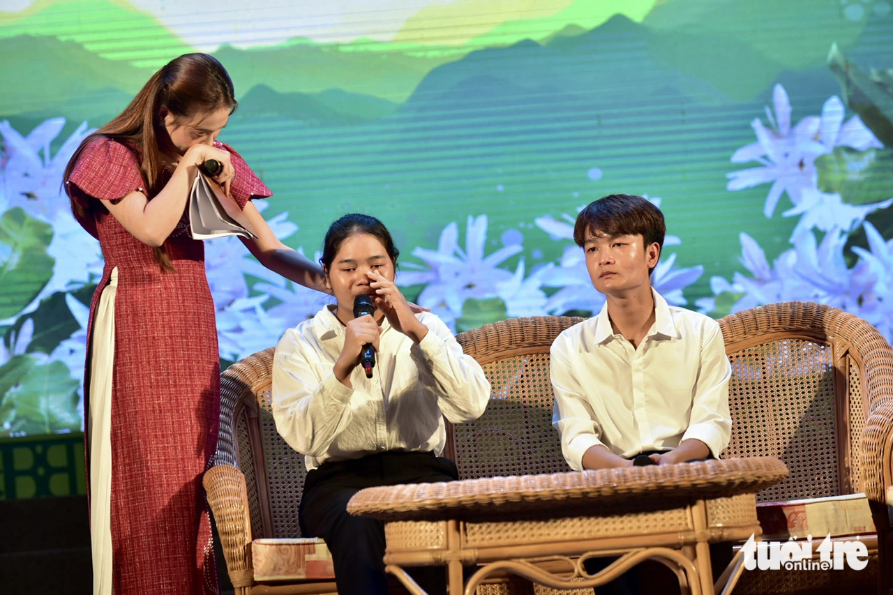 Hai tân sinh viên Ka Xuân và Triệu Đức Minh xúc động khi nhắc lại hành trình vượt khó tại buổi giao lưu - Ảnh: T.T.D. Hai tân sinh viên Ka Xuân và Triệu Đức Minh xúc động nhắc lại hành trình vượt khó tại buổi giao lưu - Ảnh: T.T.D.