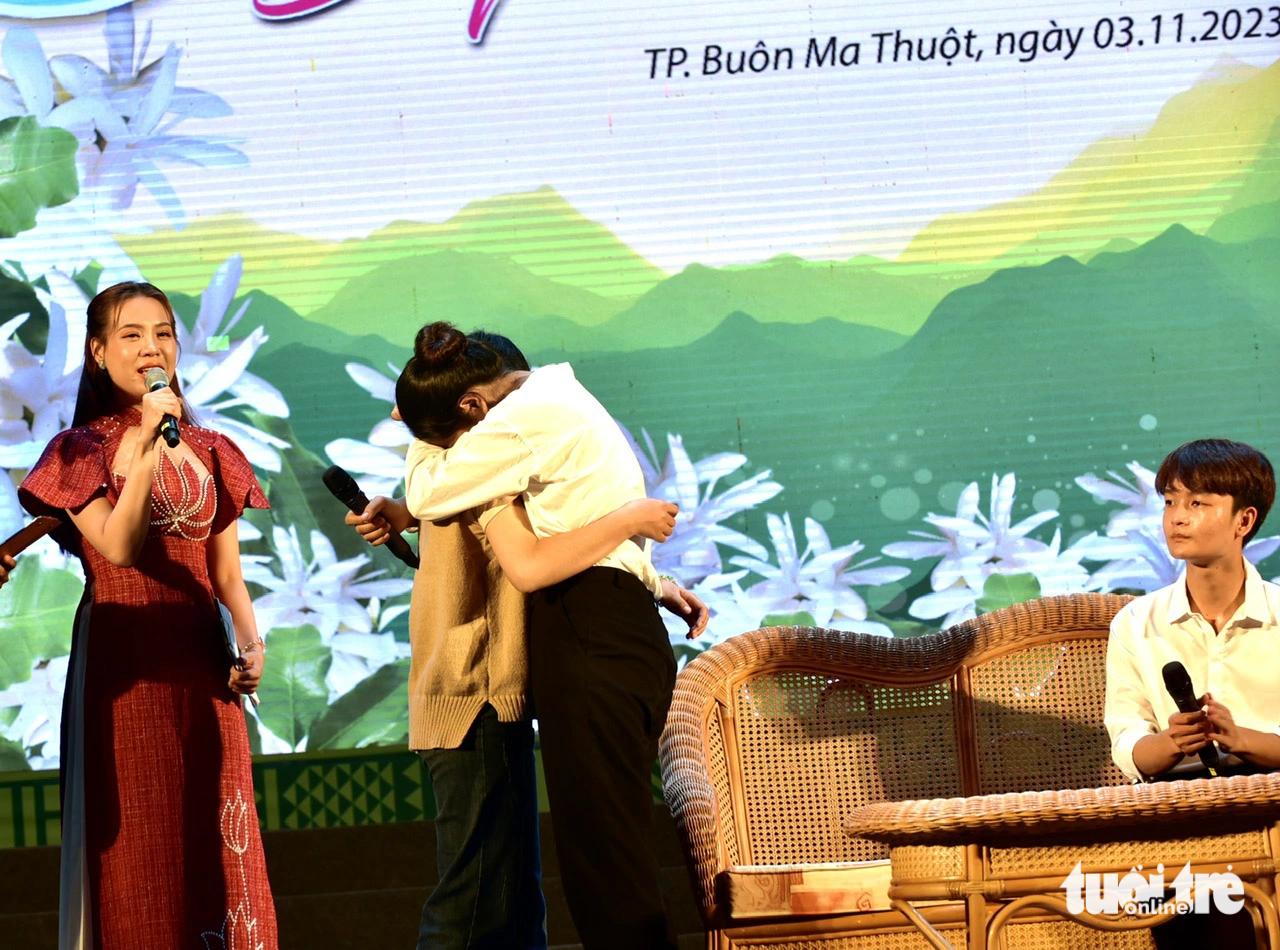 Chị của tân sinh viên KA’ Xuân – ĐH Khoa học Xã hội & Nhân văn lên sân khấu cảm ơn em gái đã giúp mình học đại học - Ảnh: T.T.D. Chị của tân sinh viên Ka Xuân lên sân khấu cảm ơn em gái đã giúp mình học đại học - Ảnh: T.T.D.