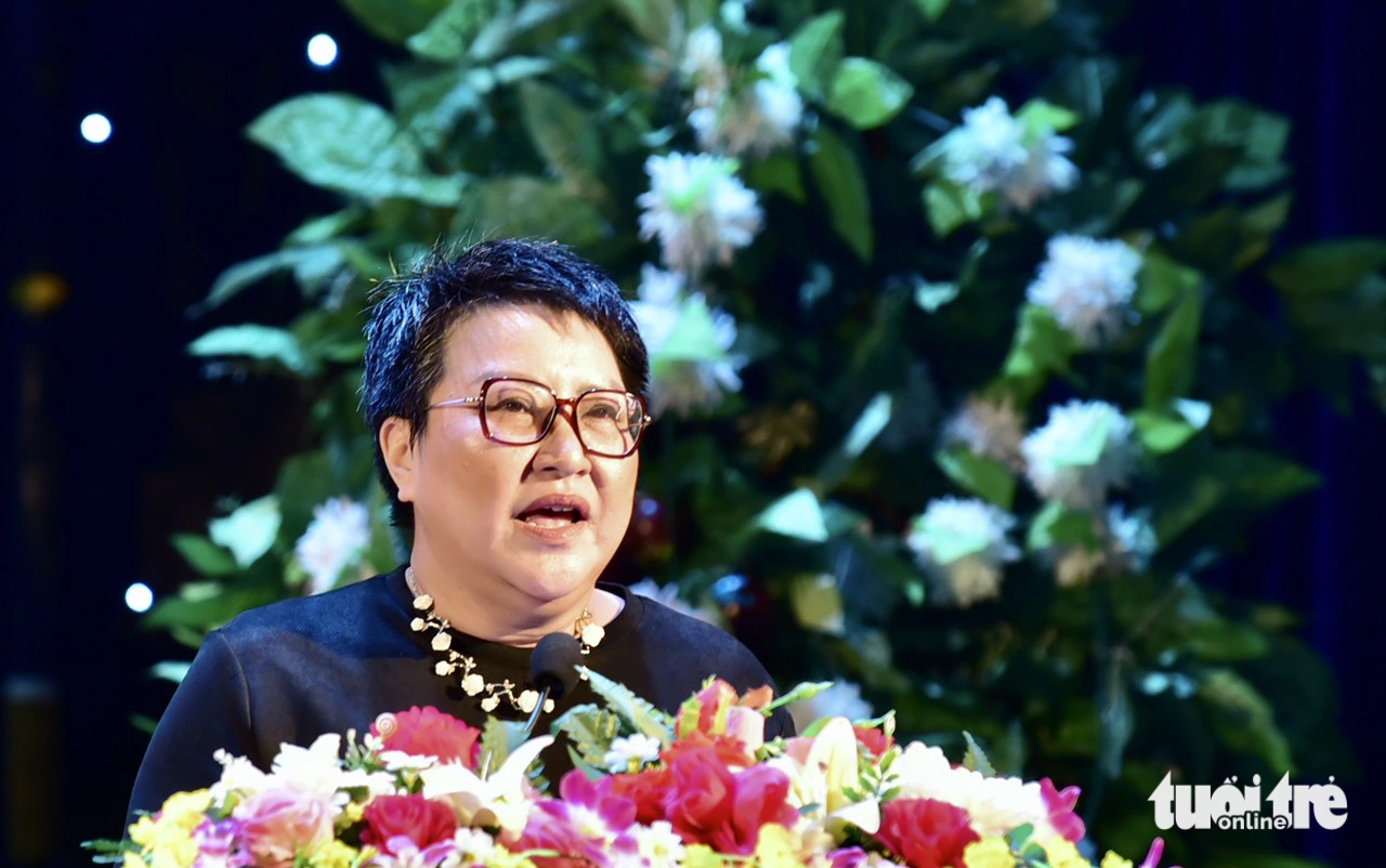 Phó tổng biên tập Trần Gia Bảo - Ảnh: T.T.D. Nhà báo Trần Gia Bảo, Phó tổng biên tập báo Tuổi Trẻ - gởi lời cám ơn đến 90 sinh viên có mặt trong chương trình hôm nay vì đã truyền năng lượng tích cực đến những bạn trẻ khác - Ảnh: T.T.D.