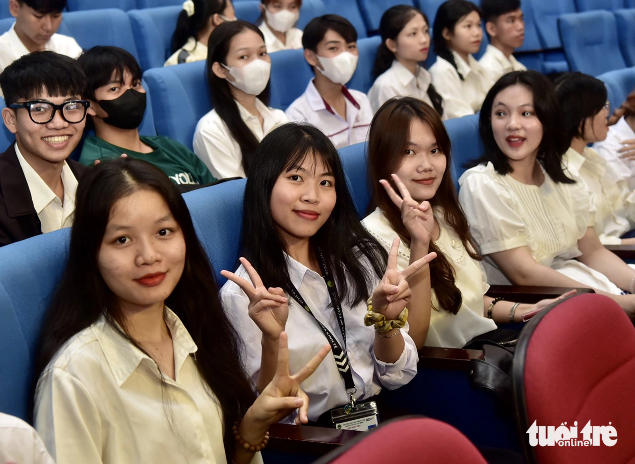 Bạn Vũ Thị Thu An (thứ hai từ trái, ĐH Nông Lâm TP.HCM) cùng các tân sinh viên tỉnh Lâm Đồng vui vẻ làm quen nhau trong dịp nhận học bổng - Ảnh: T.T.D. Bạn Vũ Thị Thu An (thứ hai từ trái, ĐH Nông Lâm TP.HCM) cùng các tân sinh viên tỉnh Lâm Đồng vui vẻ làm quen nhau trong dịp nhận học bổng - Ảnh: T.T.D.