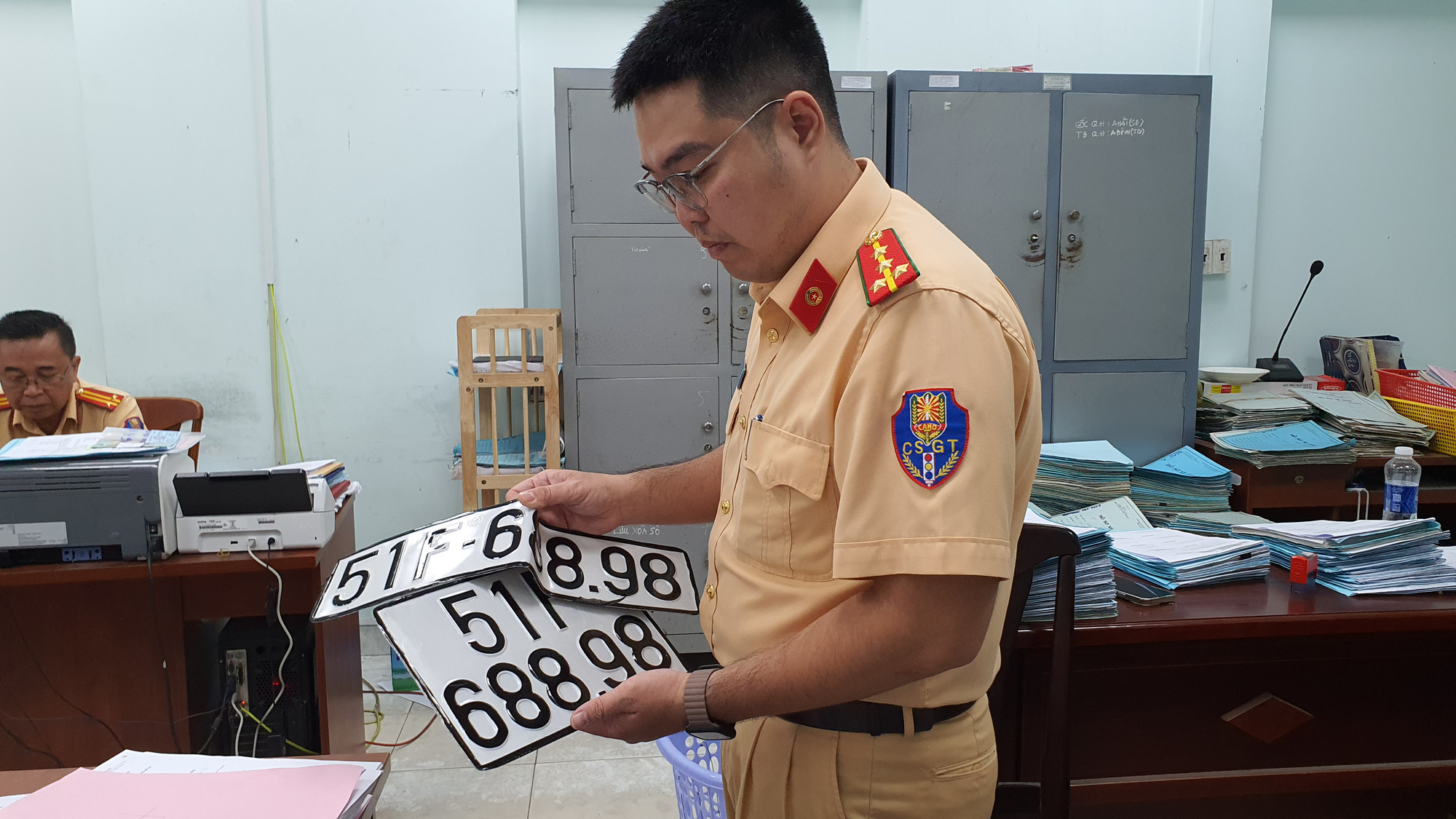 Traffic police force in Ho Chi Minh City cancels license plates after a man sells a car after August 15 - Illustration: Minh Hoa