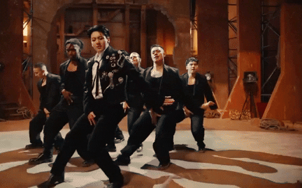 Jungkook ra mắt MV Standing Next to You, nhảy đẹp như Michael Jackson