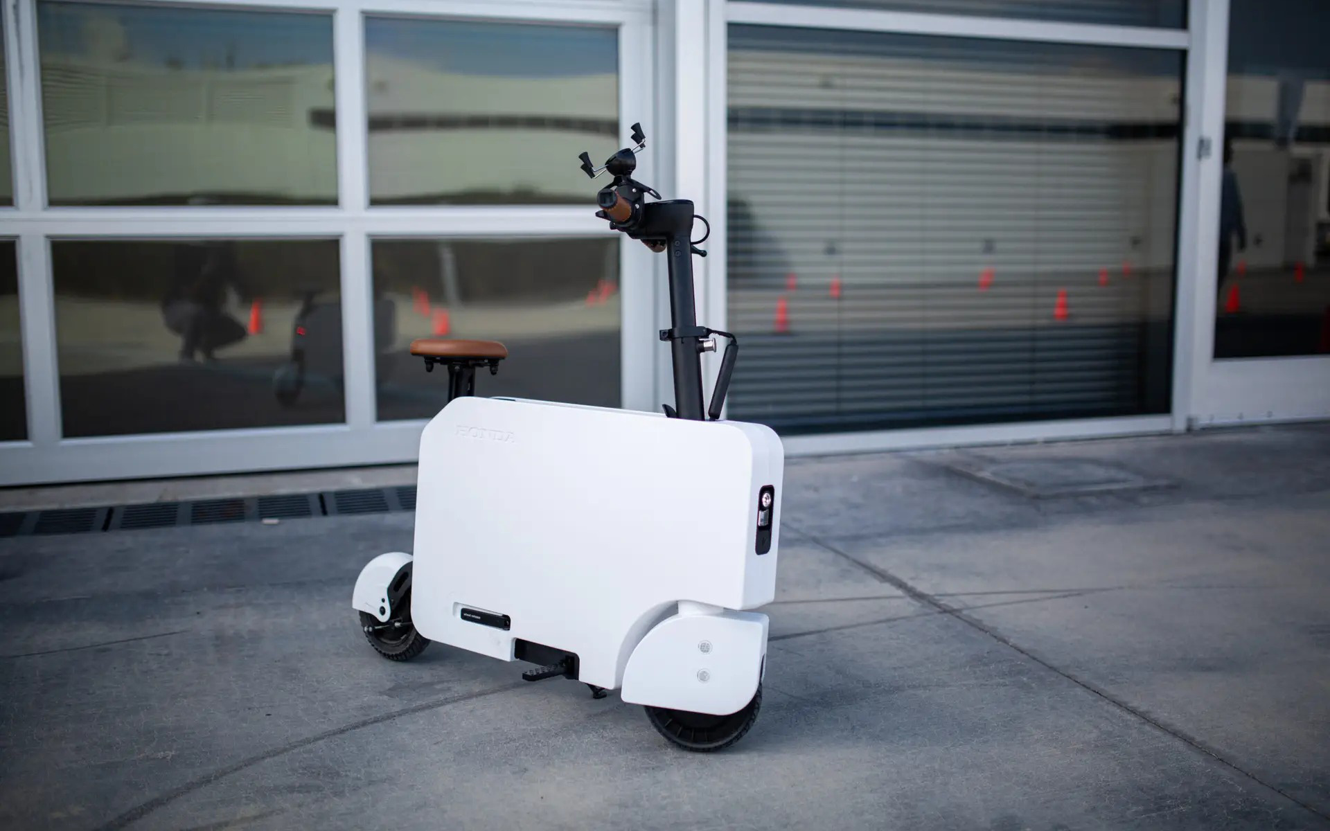 Cậu bé chạy xe scooter điện bé tí, kéo được thuyền lớn đi chơi- Ảnh 2. Honda Motocompacto: Xe điện gập gọn như vali, chạy 20km/sạc, giá 25 triệu đồng