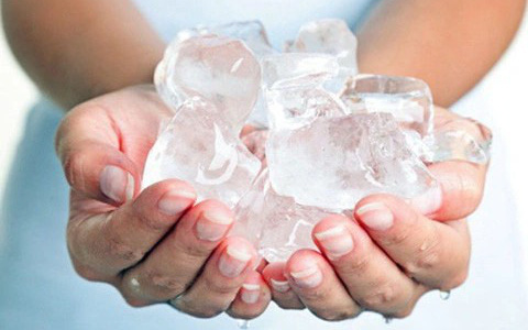 Vì sao nắng nóng không nên dùng nhiều đồ lạnh, mát?- Ảnh 4. Có nên rửa mặt bằng nước đá lạnh mỗi sáng?