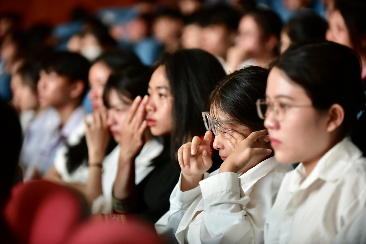 Tiếp sức đến trường 2023: Một mùa quả ngọt cộng hưởng của nghị lực và sự thấu cảm - Ảnh 1. Những giọt nước mắt xúc động tại lễ trao học bổng Tiếp sức đến trường 2023 khu vực 5 tỉnh Tây nguyên, diễn ra tại thành phố Buôn Ma Thuột, Đắk Lắk tối 3-11 - Ảnh: T.T.D.