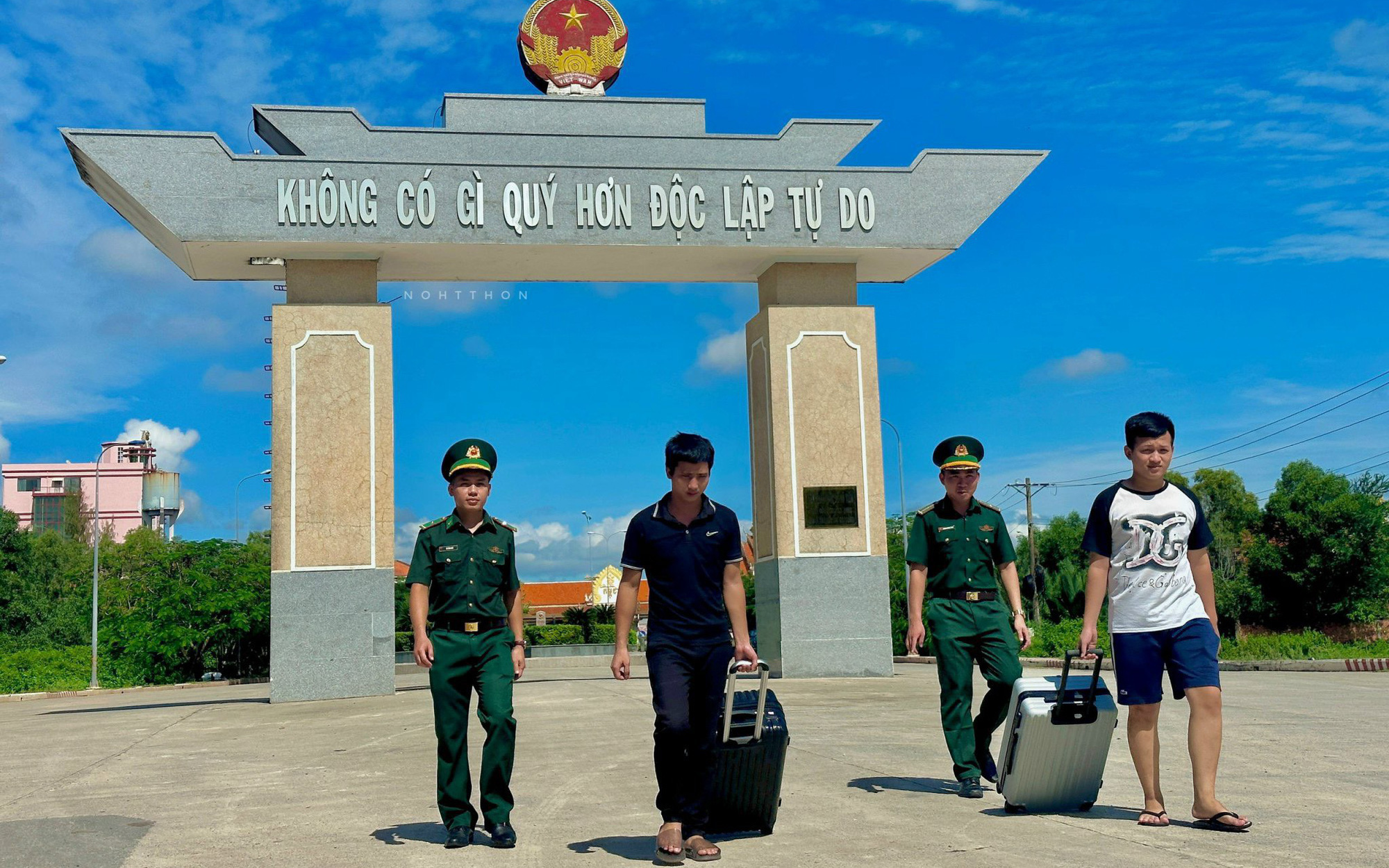Giải thoát nhiều người Việt trong trung tâm lừa đảo trực tuyến ở Philippines- Ảnh 2. Cứu hai người Việt Nam bị lừa bán sang Campuchia