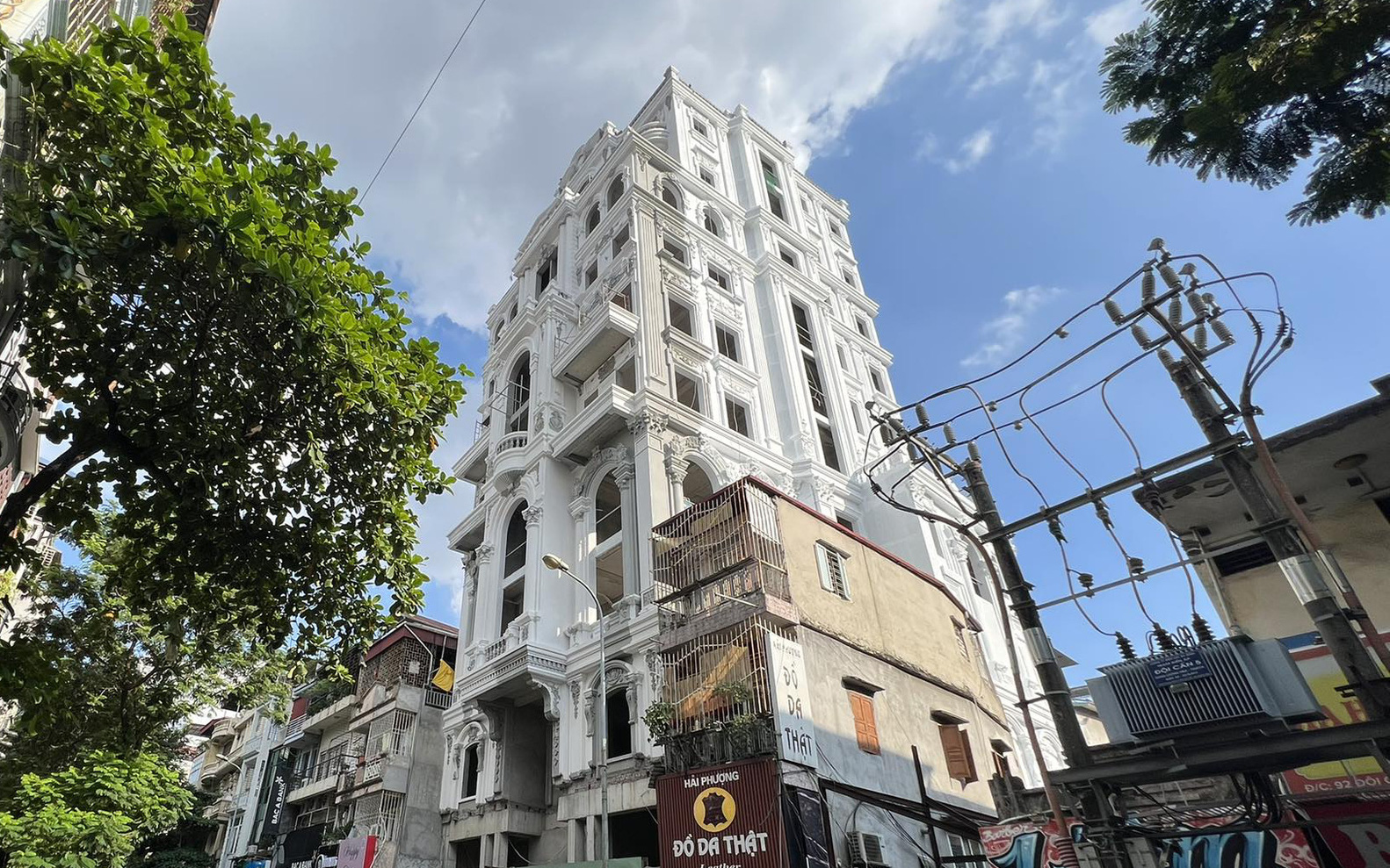 Tòa nhà sai phép giữa quận Ba Đình: Chủ tịch quận nói 30 ngày không tự khắc phục mới cưỡng chế- Ảnh 2. Vụ tòa nhà xây sai phép ngay giữa quận Ba Đình, quận báo cáo gì?