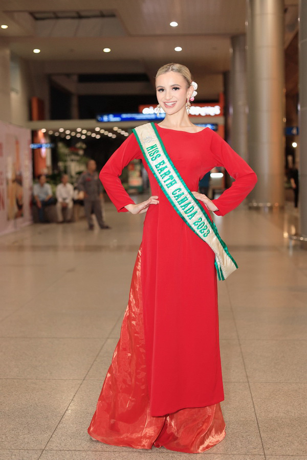 Thí sinh Miss Earth 2023 háo hức diện áo dài khi đến Việt Nam- Ảnh 2.