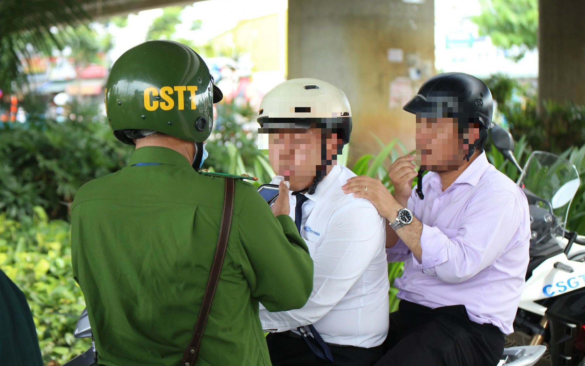 Cử tri phản ảnh thổi đo nồng độ cồn có thể gây mất vệ sinh- Ảnh 3. Cử tri TP.HCM góp ý việc kiểm tra nồng độ cồn vào ban ngày