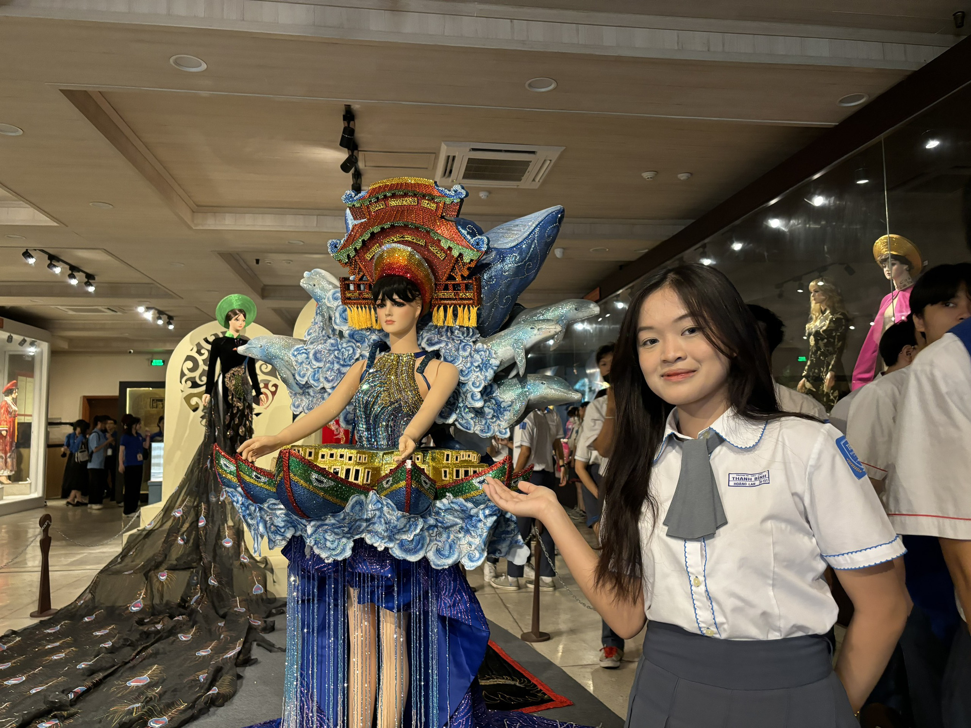 Học trò Trường TH-THCS-THPT Thanh Bình xem áo dài độc đáo ở bảo tàng- Ảnh 6.