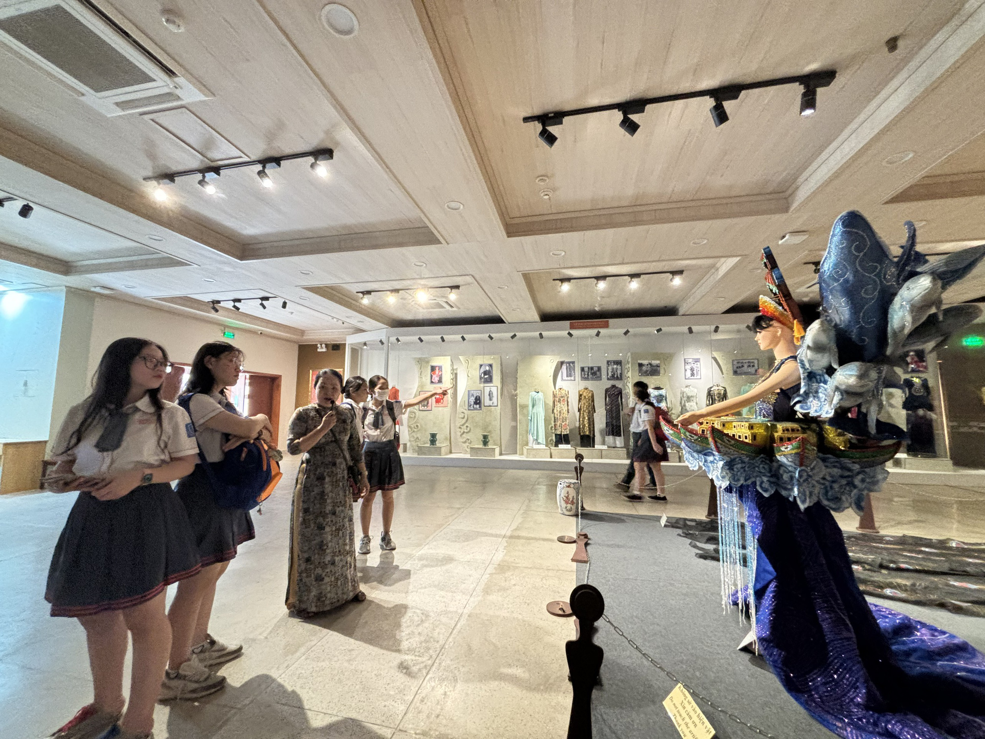 Học trò Trường TH-THCS-THPT Thanh Bình xem áo dài độc đáo ở bảo tàng- Ảnh 5.