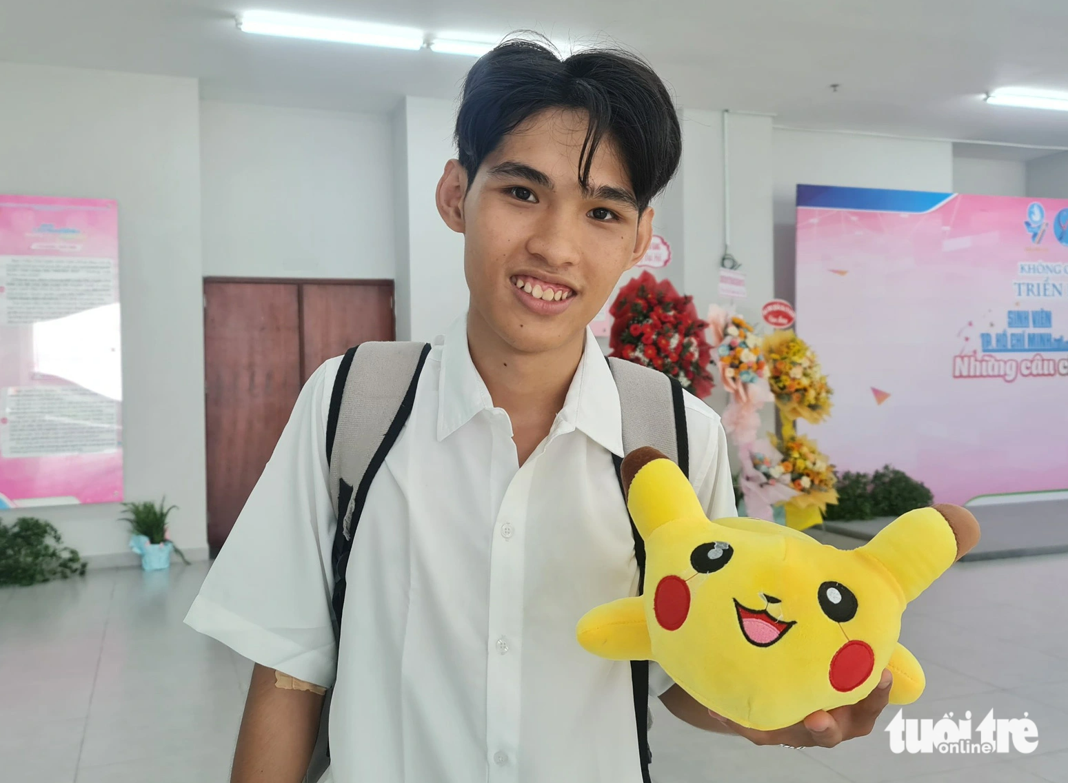 Rộn ràng sức trẻ tại ngày hội lớn của sinh viên TP.HCM - Ảnh 3. Đỗ Anh Phi khoe món quà nhận được sau khi hiến máu tình nguyện - Ảnh: C.TRIỆU
