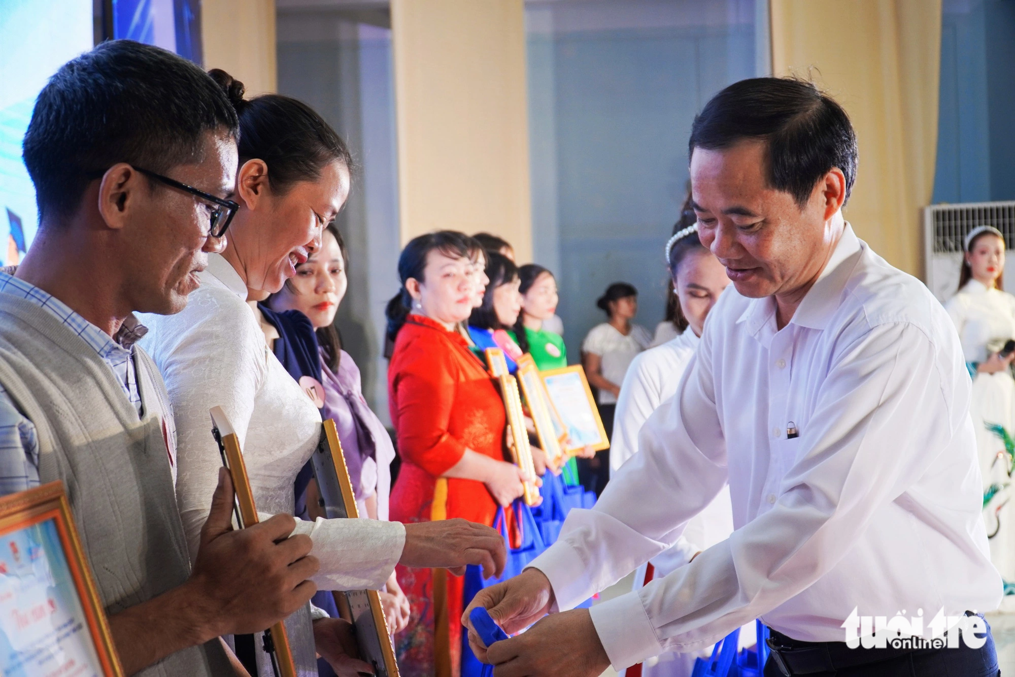 Ông Nguyễn Thái Học - phó trưởng Ban Nội chính Trung Ương - trao tặng các phần quà đến cho giáo viên khó khăn của tỉnh Phú Yên - Ảnh: TRẦN HOÀI