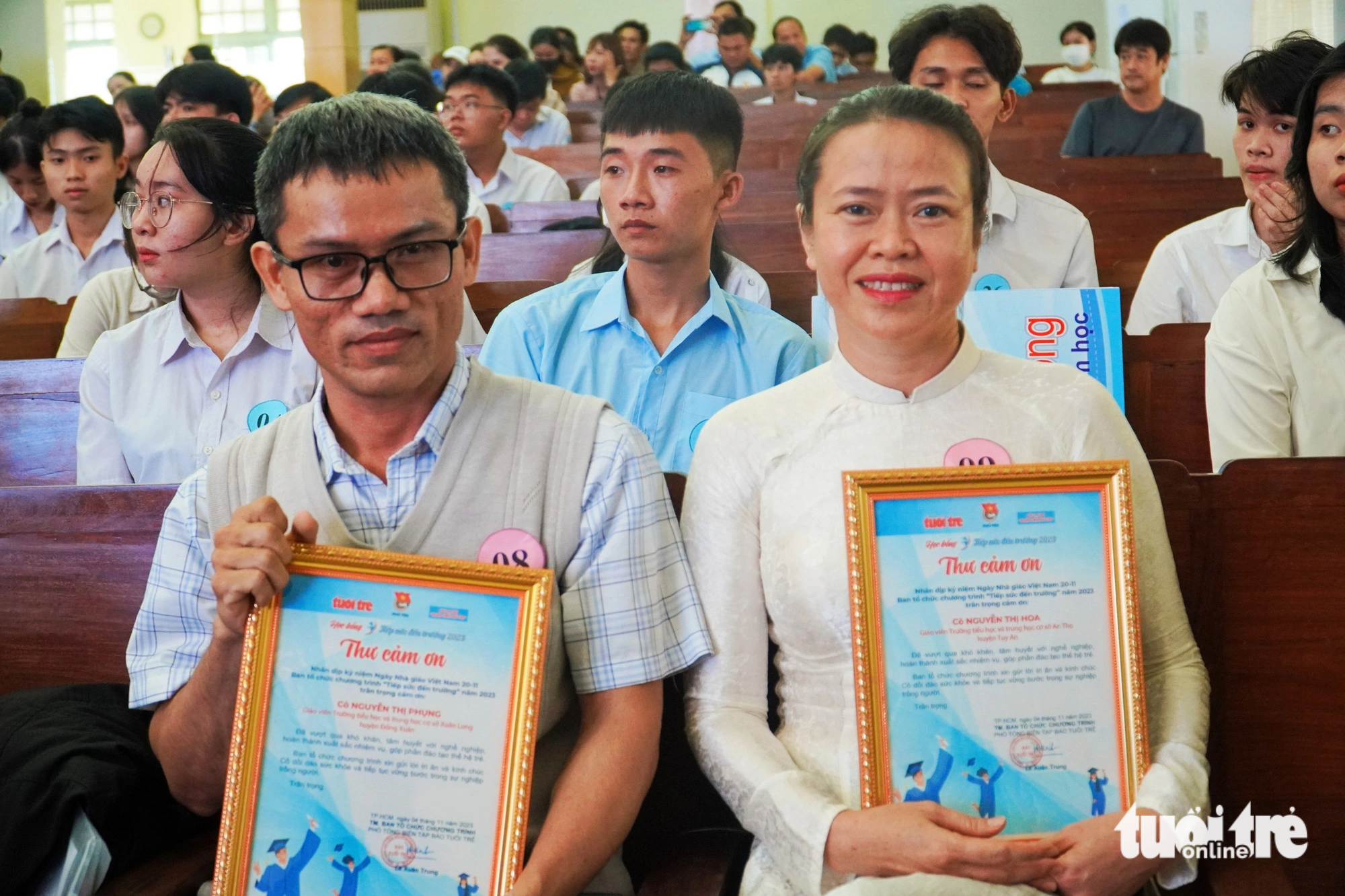 Thầy Đặng Quang Vũ và cô Võ Thị Thu Vân bày tỏ niềm vui khi nhận được những sự tri ân từ chương trình - Ảnh: TRẦN HOÀI