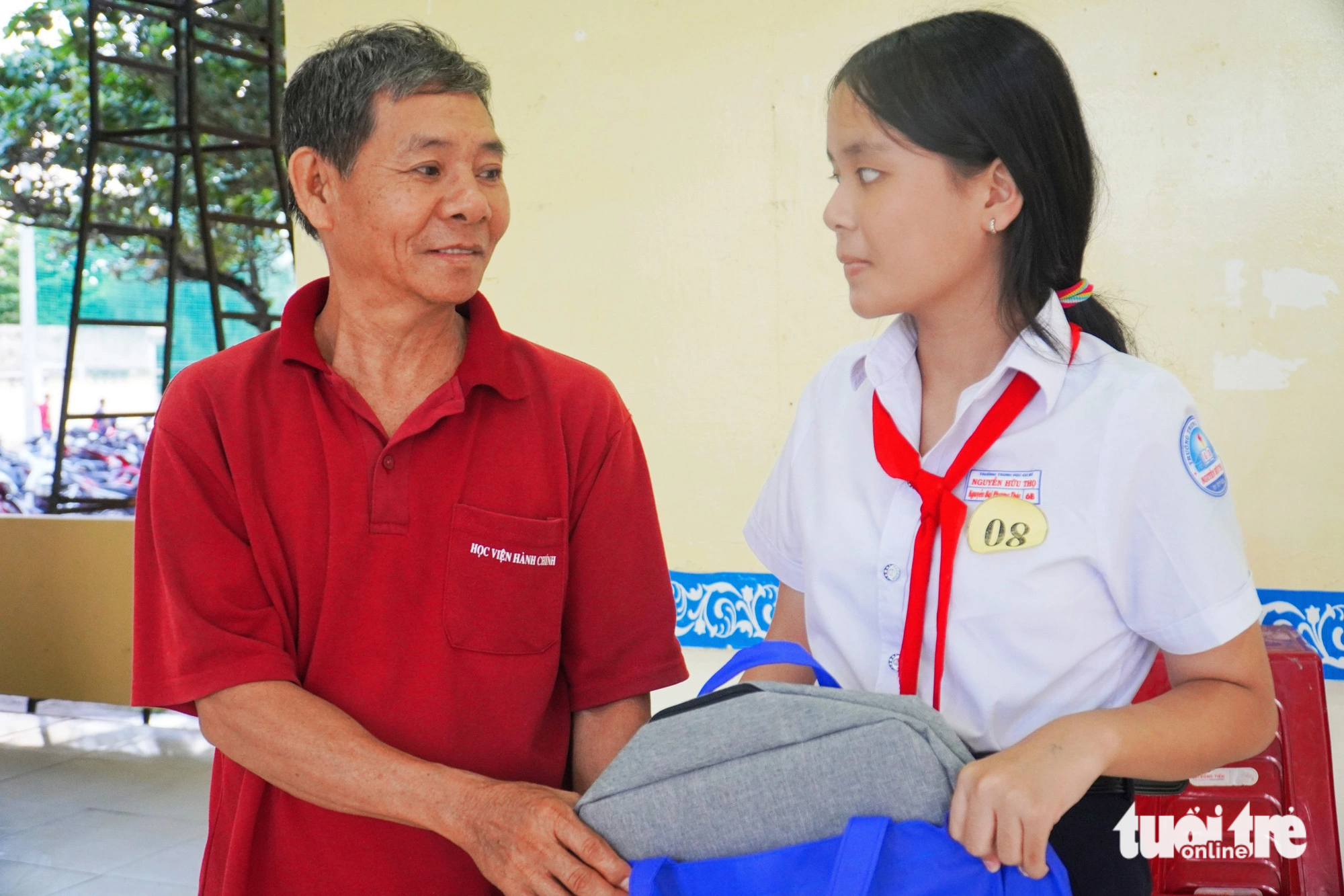 Niềm vui của cha con ông Nguyễn Mai khi nhận được suất học bổng từ chương trình - Ảnh: TRẦN HOÀI