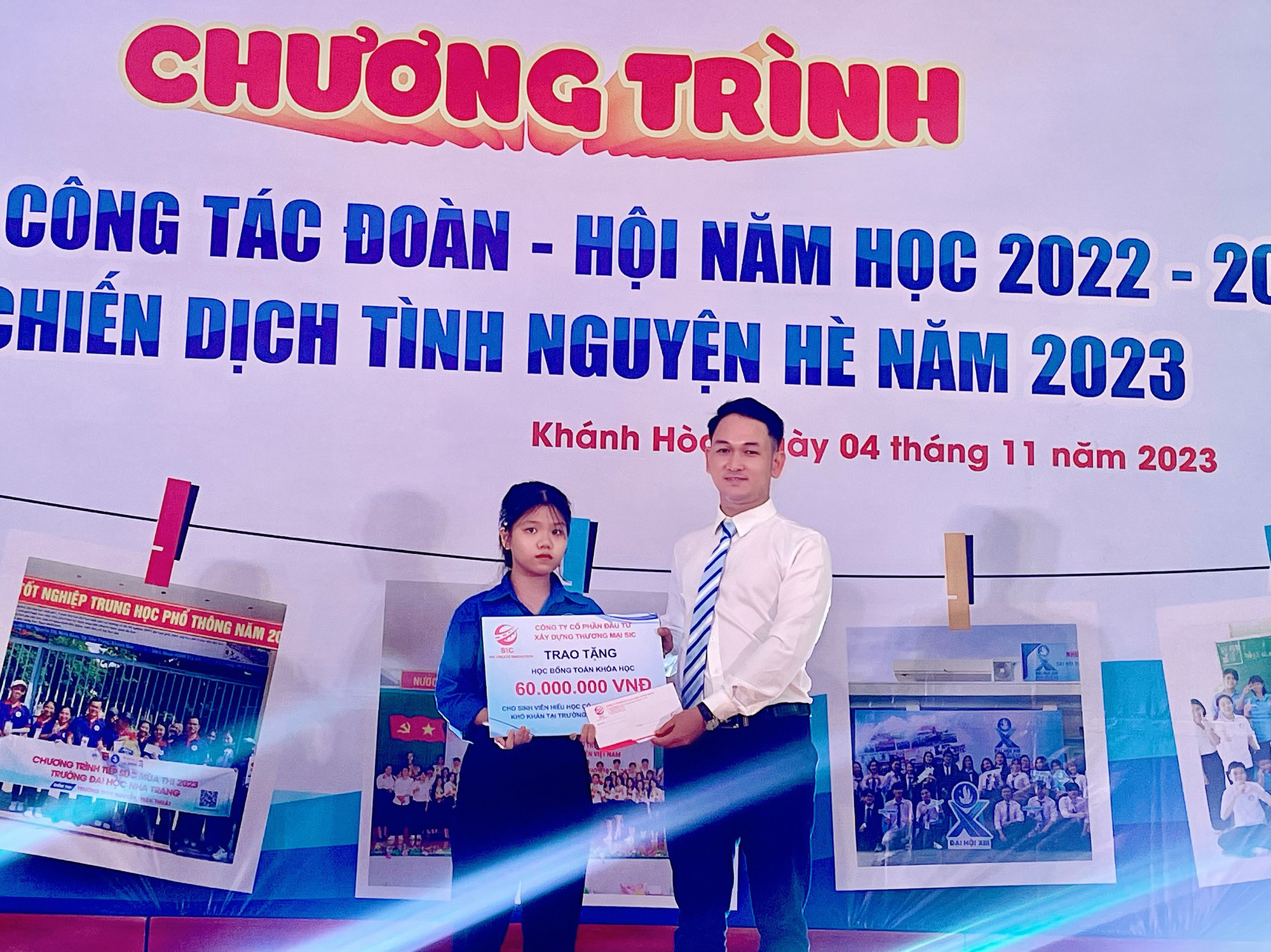 A representative of SIC Commercial Construction Investment Joint Stock Company presented a scholarship to Le Thi Thuy Hang, a new student of Nha Trang University - Photo: SIC